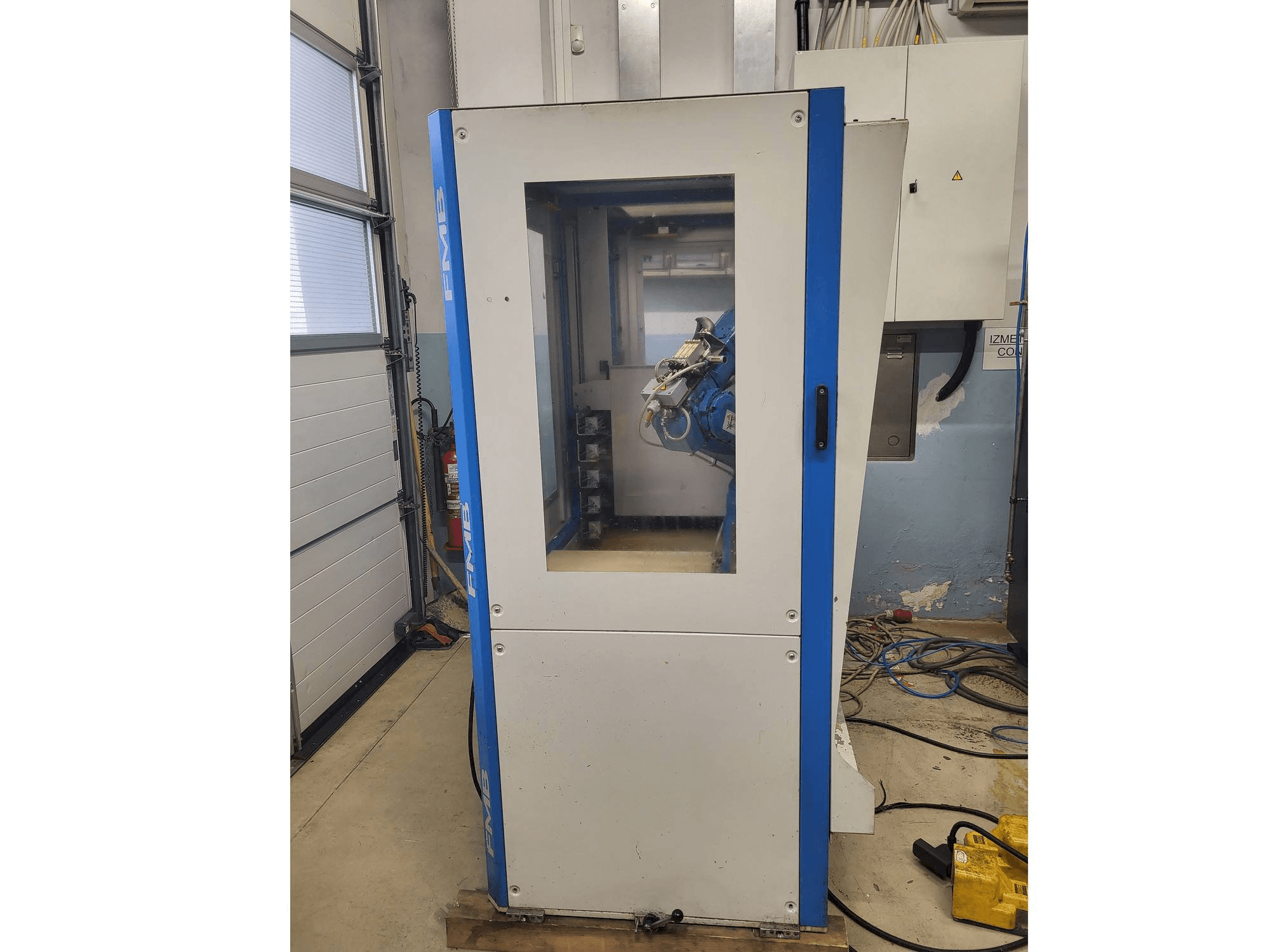 Vista frontale della macchina Yaskawa YR-MH005LS-A12