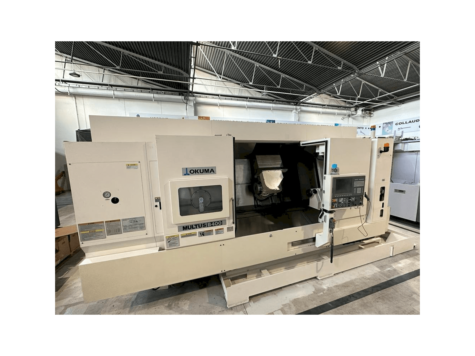 Vista frontale della macchina Okuma MULTUS B400C
