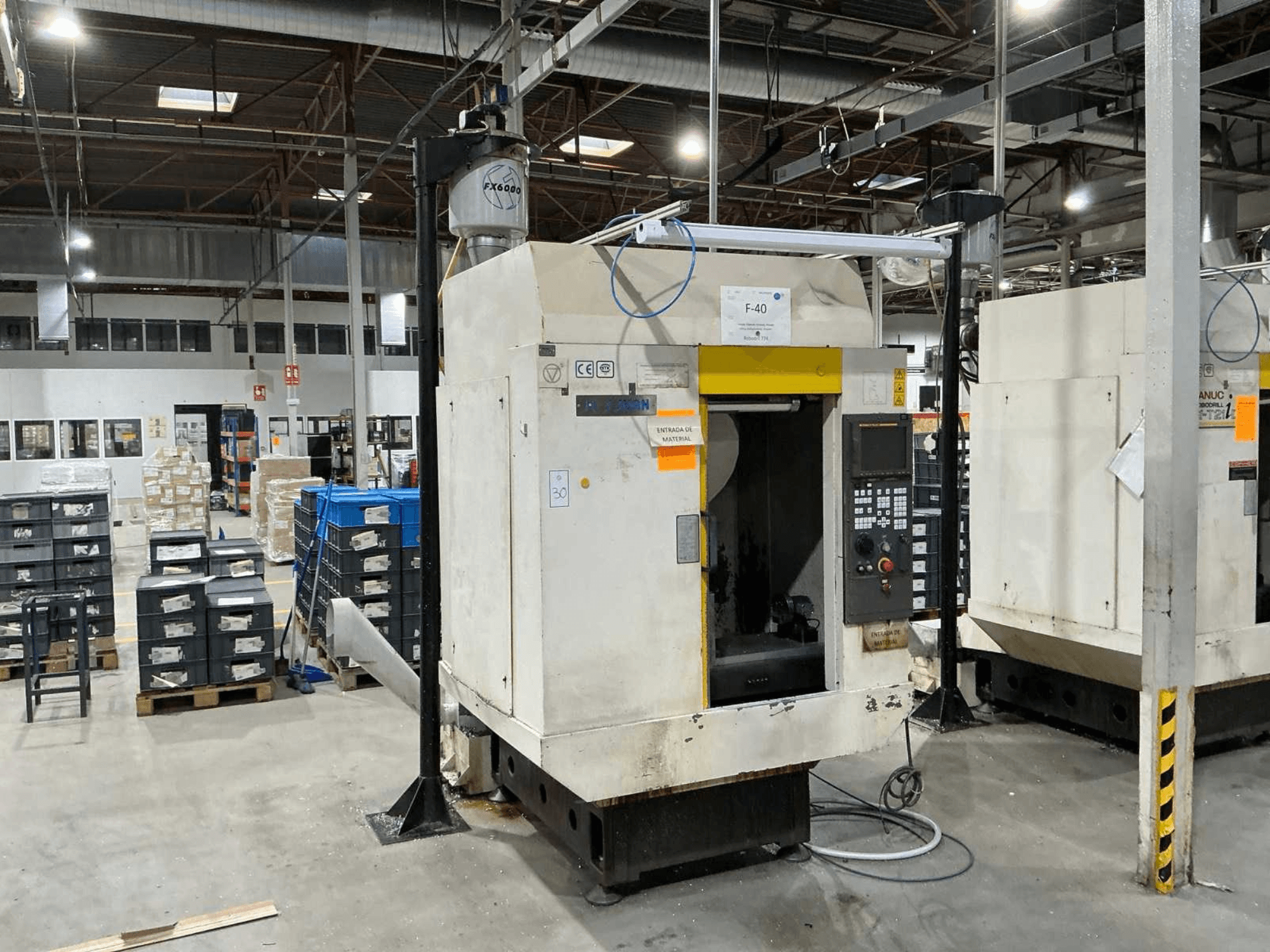 FANUC ROBODRILL α-T21iD, vista frontale del centro di lavoro verticale in un ambiente industriale, con dettagli del pannello di controllo visibili.