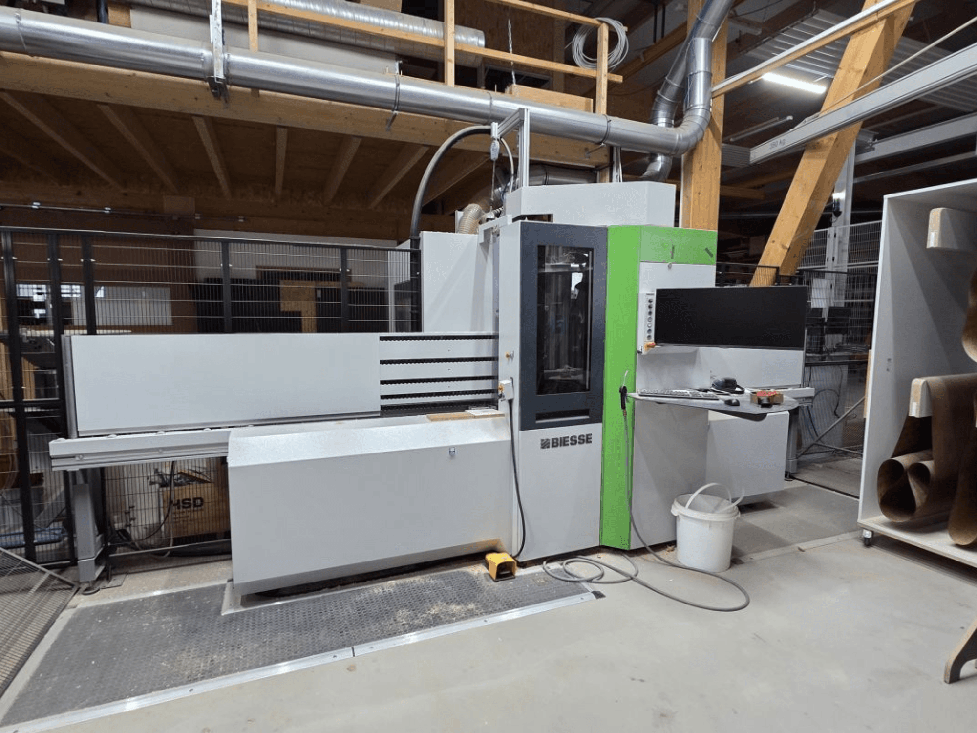 Centro di lavorazione CNC BIESSE Brema EKO 2.2, vista frontale, con pannello di controllo e struttura principale caratterizzati da dettagli in verde.