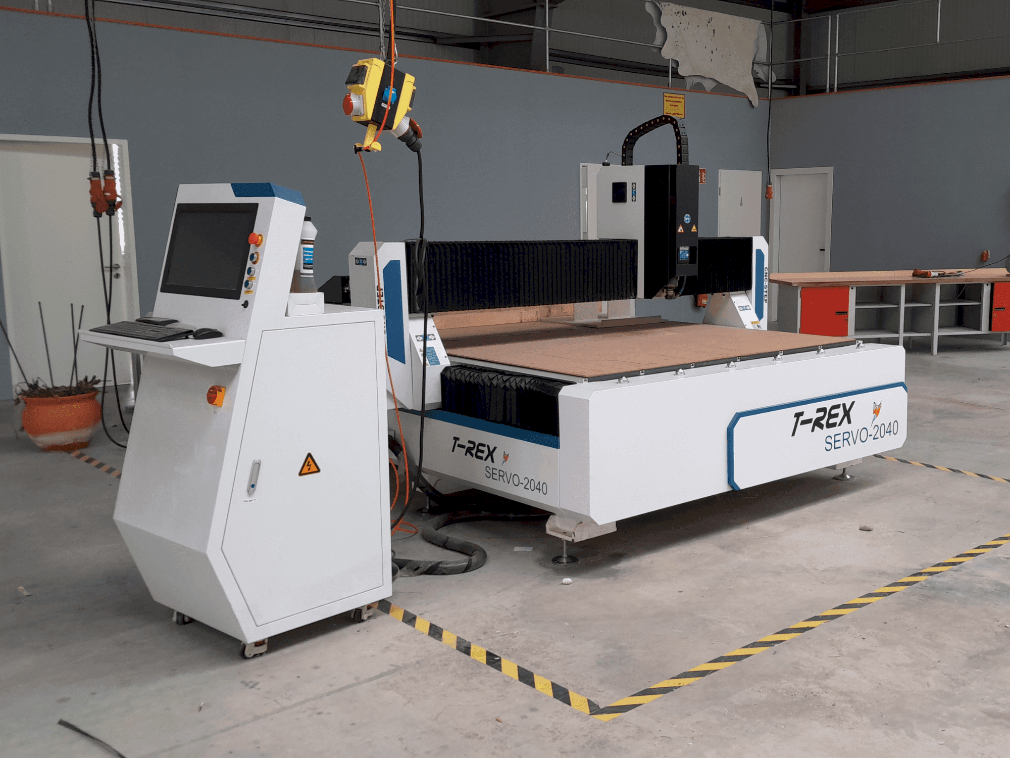 Vista frontale della macchina T-Rex Servo 2040