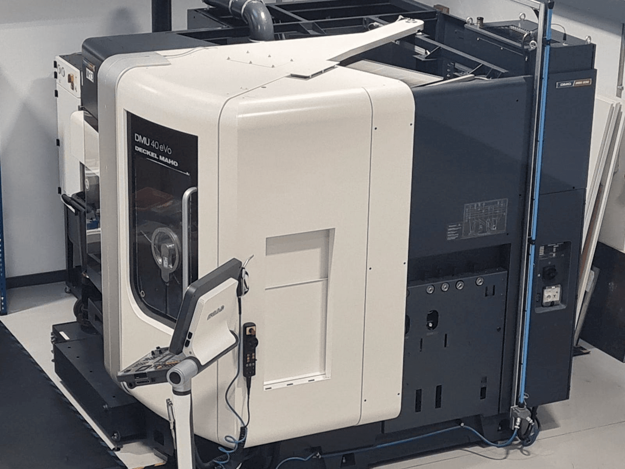 Vista frontale della macchina DMG MORI DMU40 eVo