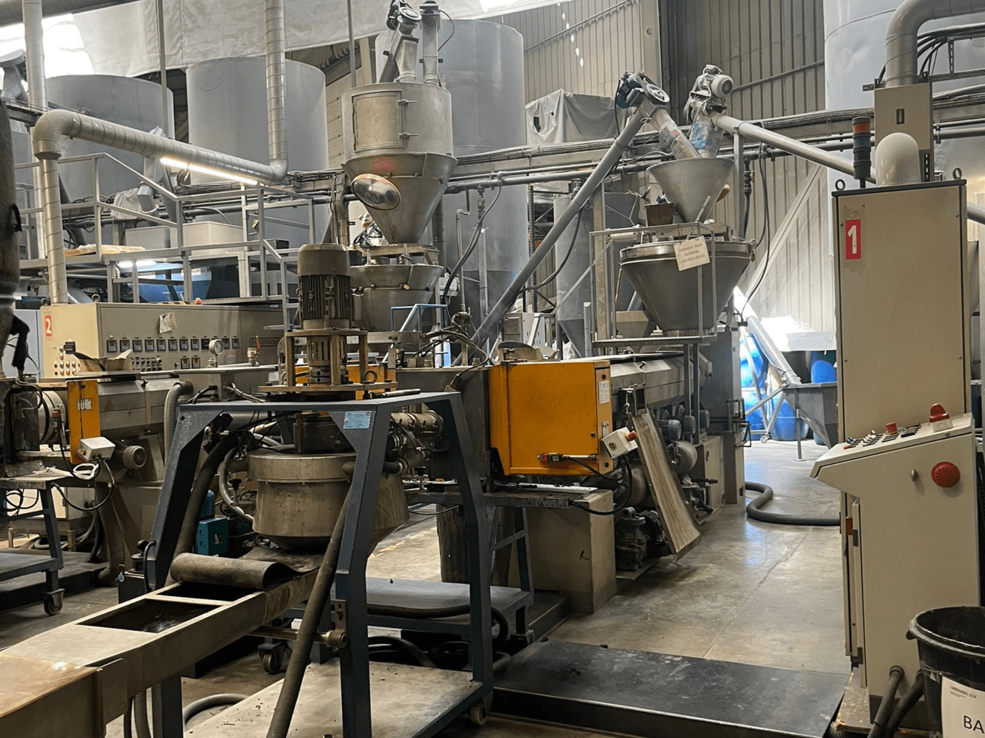 Estrusore monovite EUROTECNO E12535D in ambiente industriale, dotato di componenti di lavorazione, tramogge e pannello di controllo.