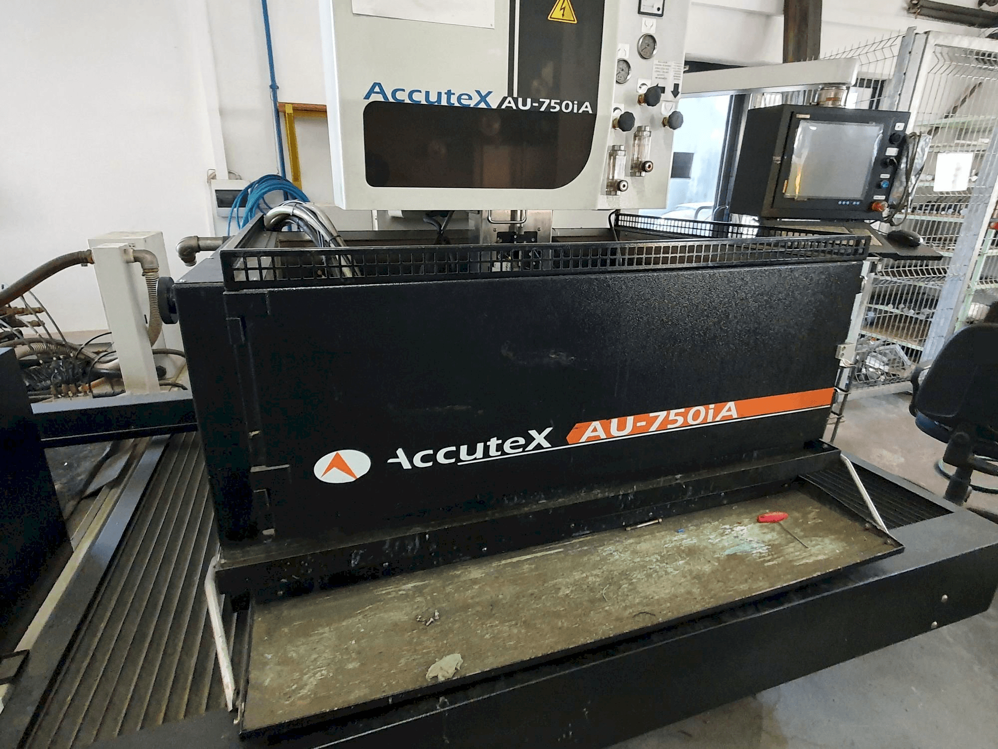 Vista frontale della macchina AccuteX AU-750iA