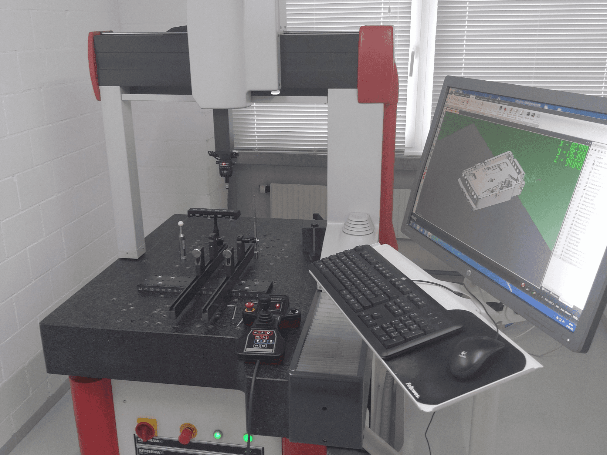 Vista frontale della macchina Coord3 Ares 700