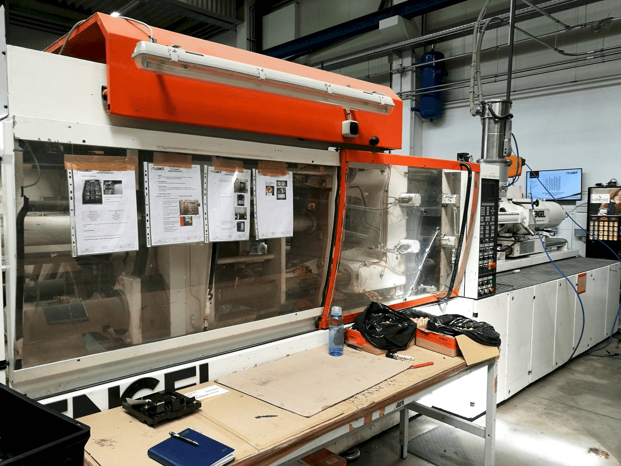 Vista frontale della macchina ENGEL ES 1300/225