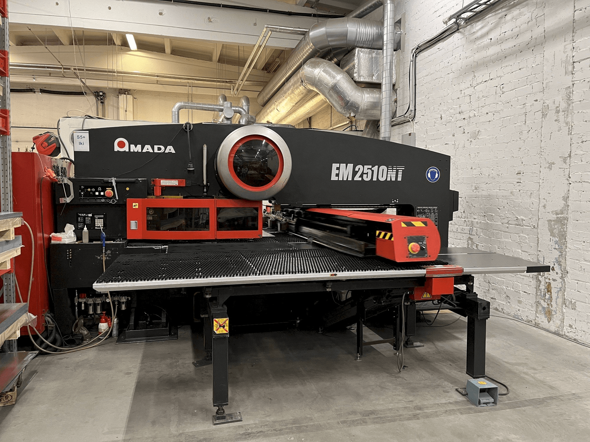 Vista frontale della macchina AMADA EM2510NT