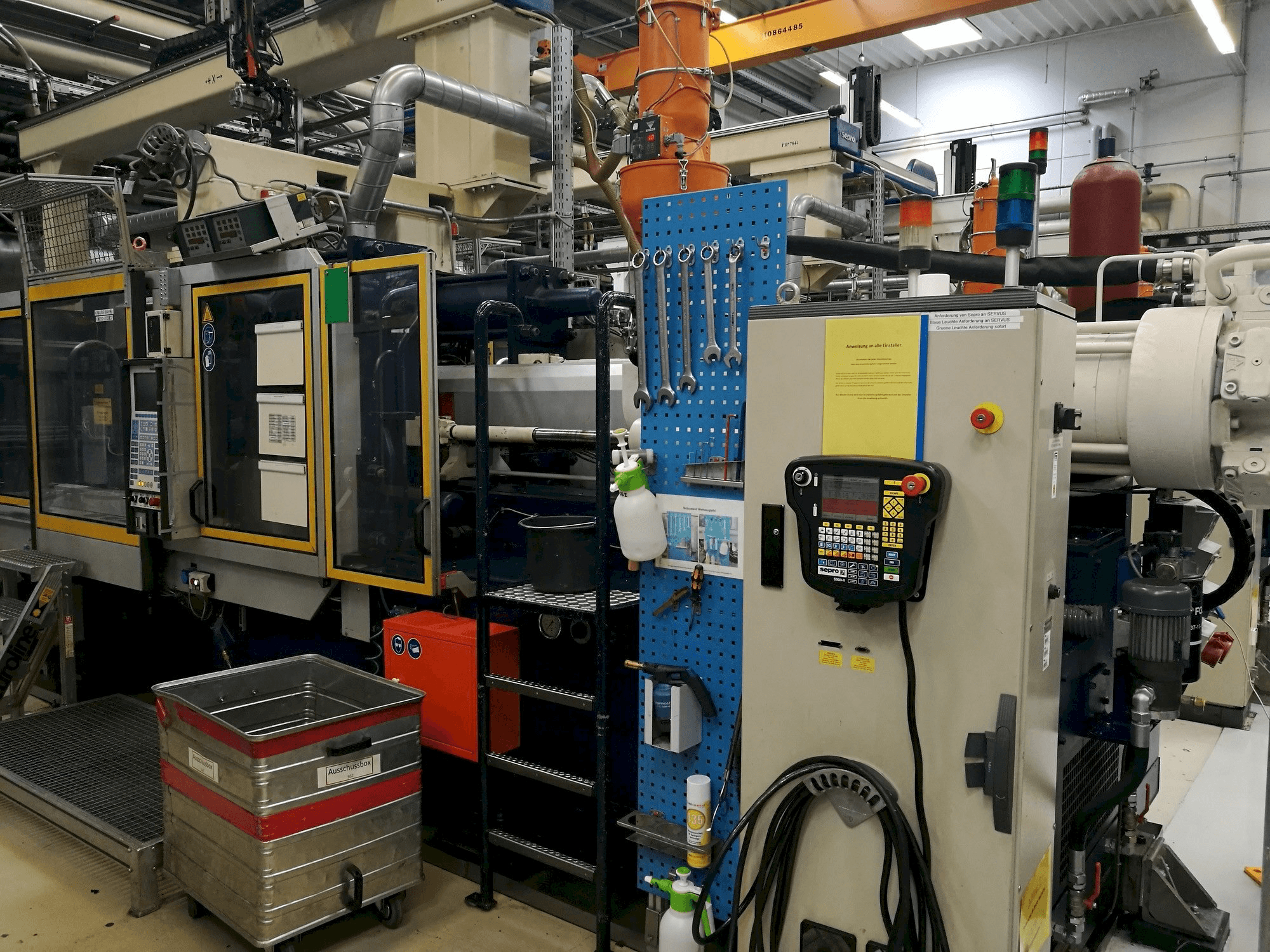 Vista frontale della macchina Krauss Maffei 350-2700 C2