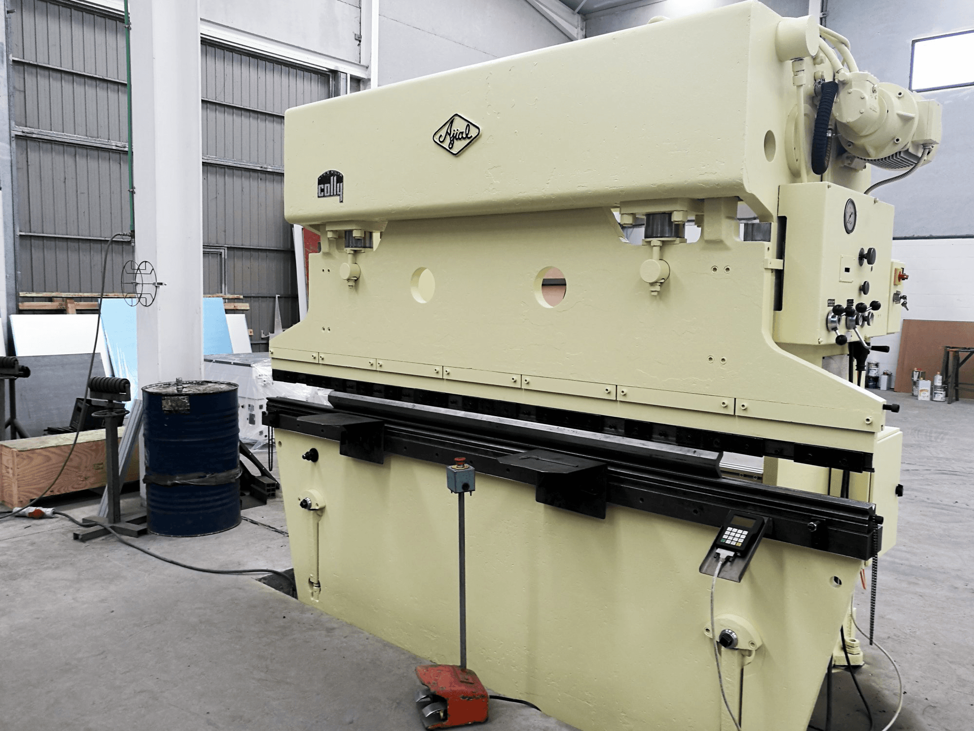 Vista lato destro della macchina Ajial Colly 89