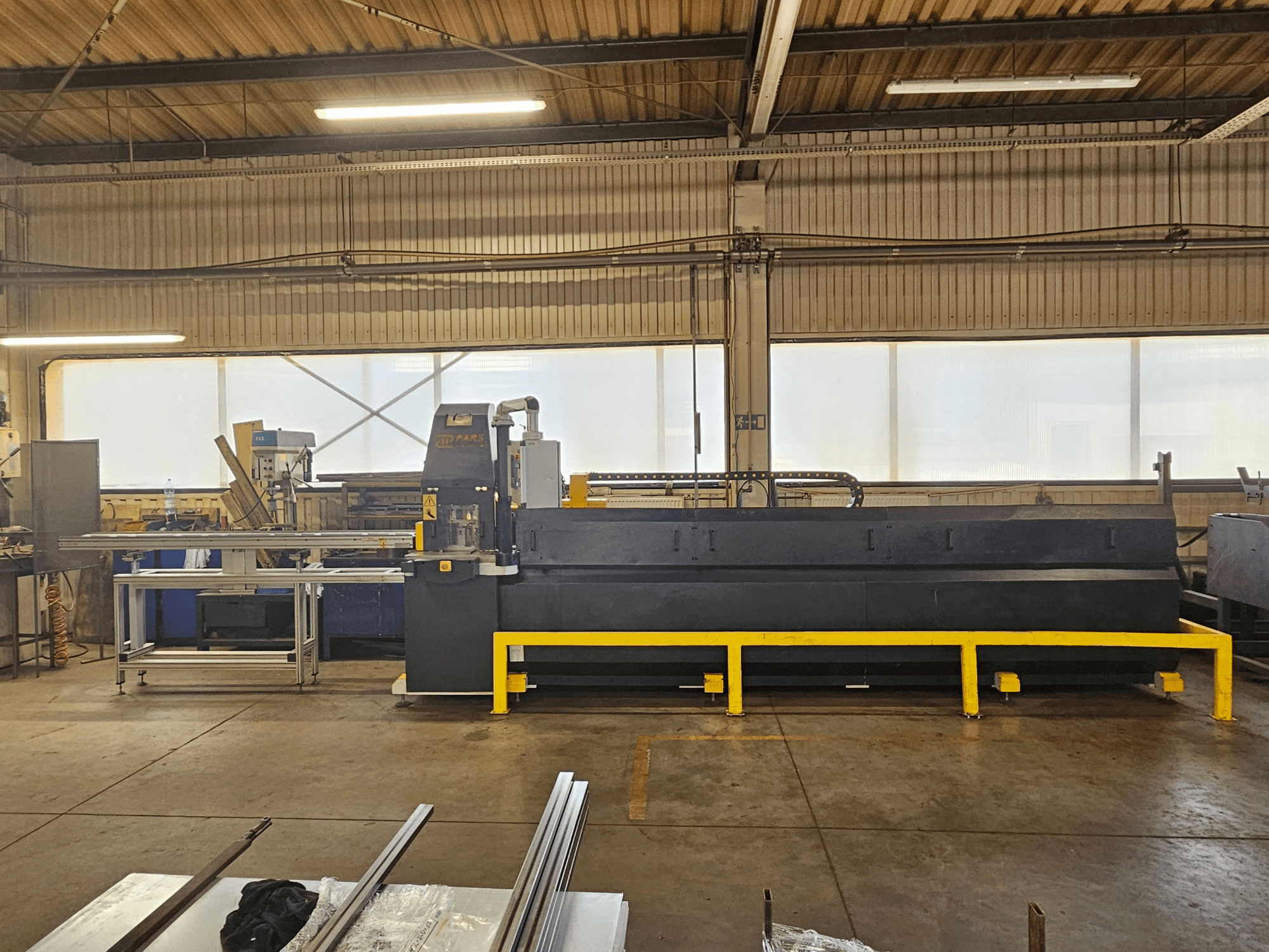 Punzonatrice CNC PARS HMP SIRIUS PLUS-3000/3-L1, vista frontale in ambiente industriale con superfici metalliche e utensili.