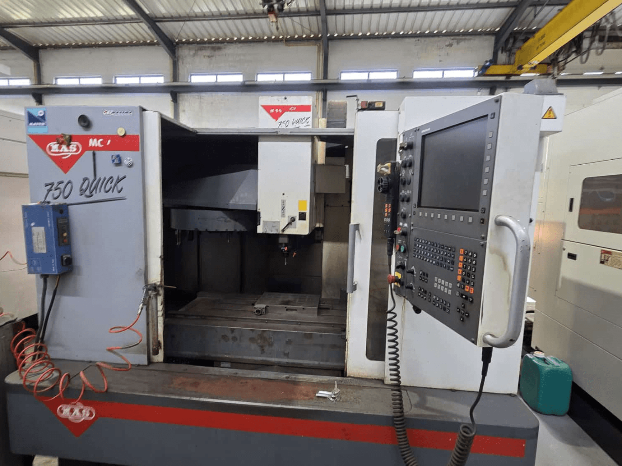 Centro di lavoro verticale KOVOSVIT MAS MCV 750, vista frontale che mostra il pannello di controllo e l'area di lavoro, con la dicitura "750 Quick".