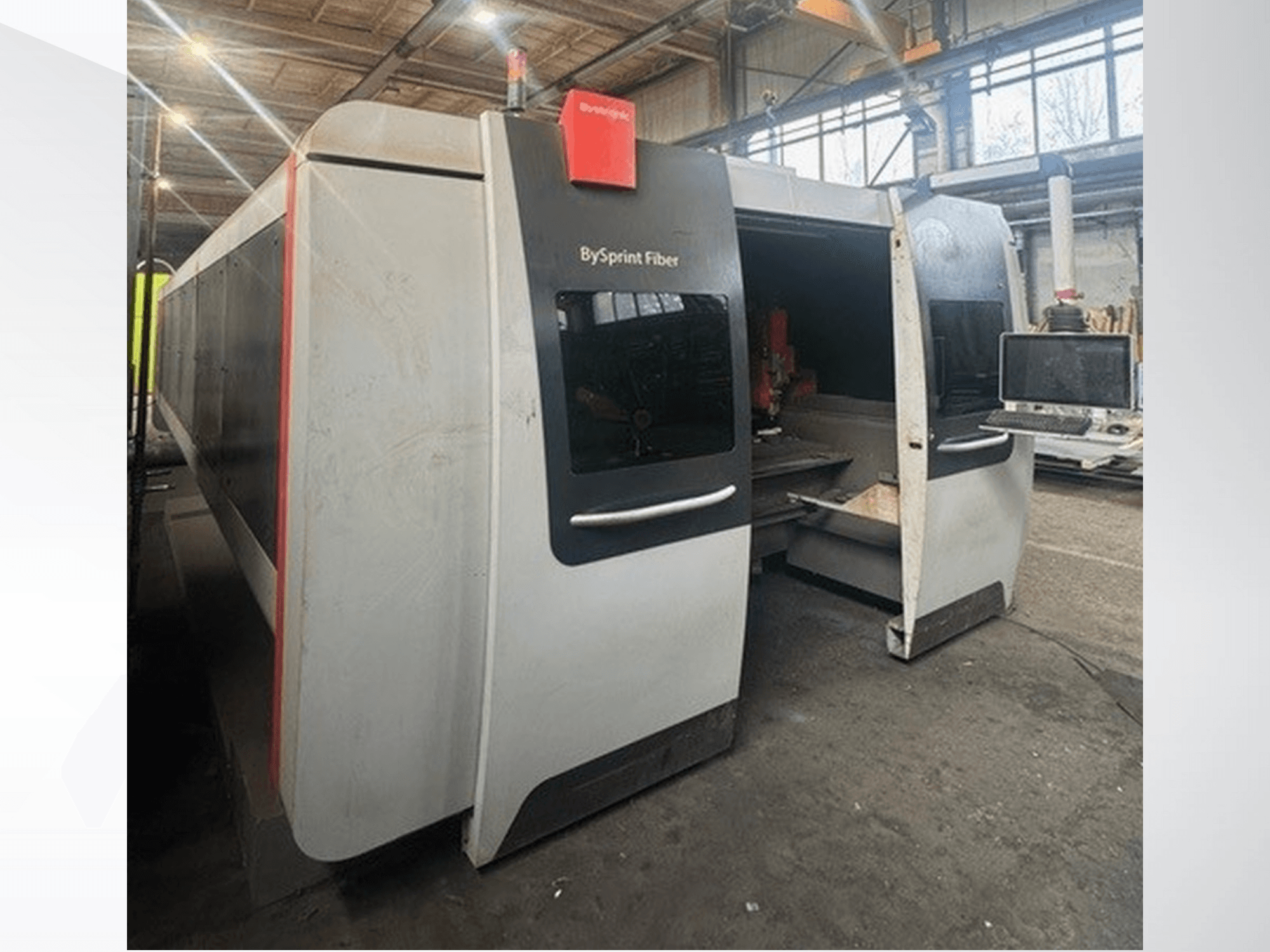 Macchina BySprint Fiber di Brünswick, vista frontale che mostra le doppie aperture, il pannello di controllo touchscreen e lo spazio di lavoro industriale all'interno.