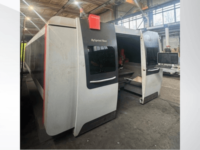 Macchina BySprint Fiber di Brünswick, vista frontale che mostra le doppie aperture, il pannello di controllo touchscreen e lo spazio di lavoro industriale all'interno.