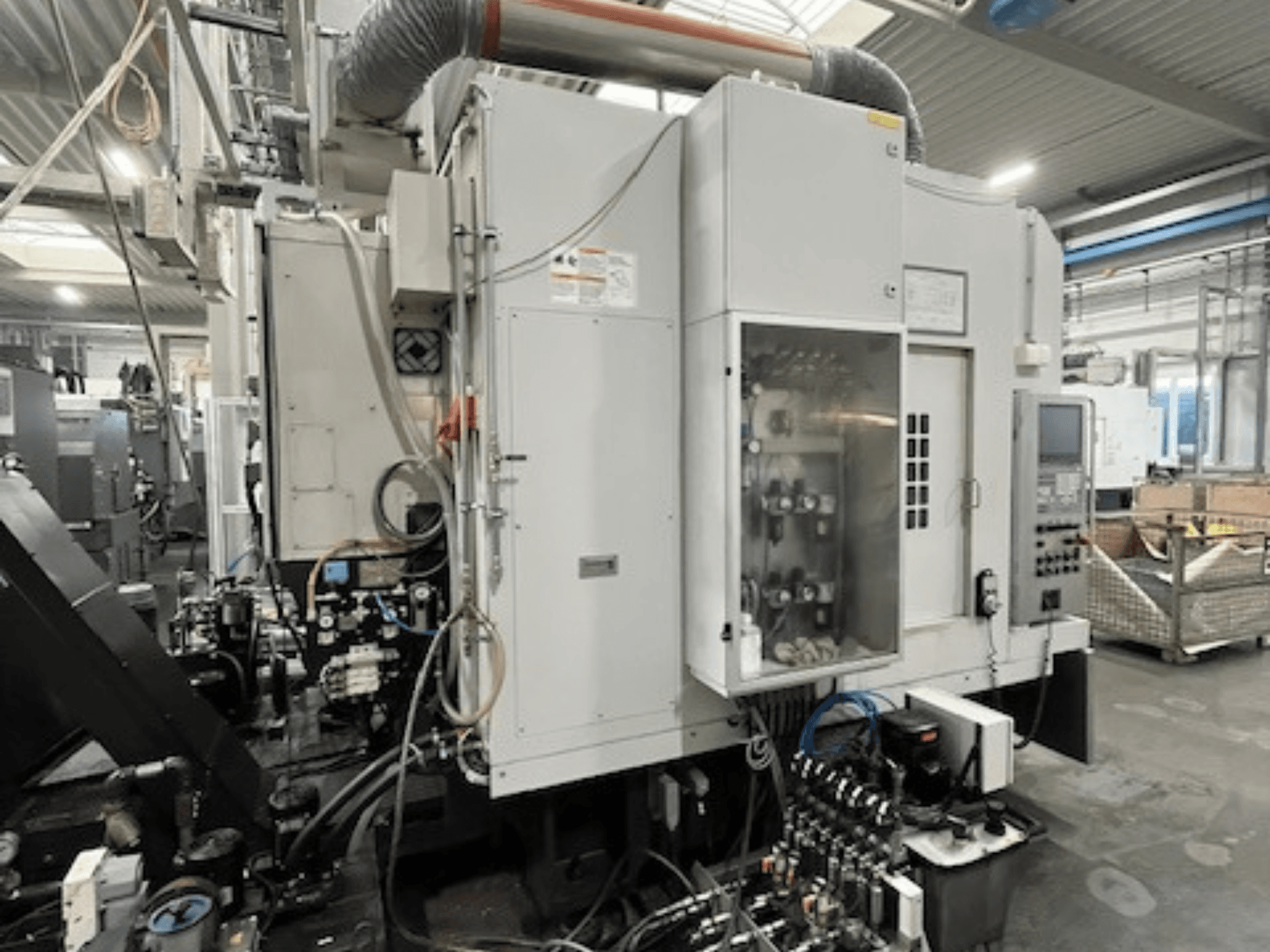 Vista laterale della macchina industriale con il pannello di controllo e i componenti idraulici, con i dettagli del marchio e del modello.