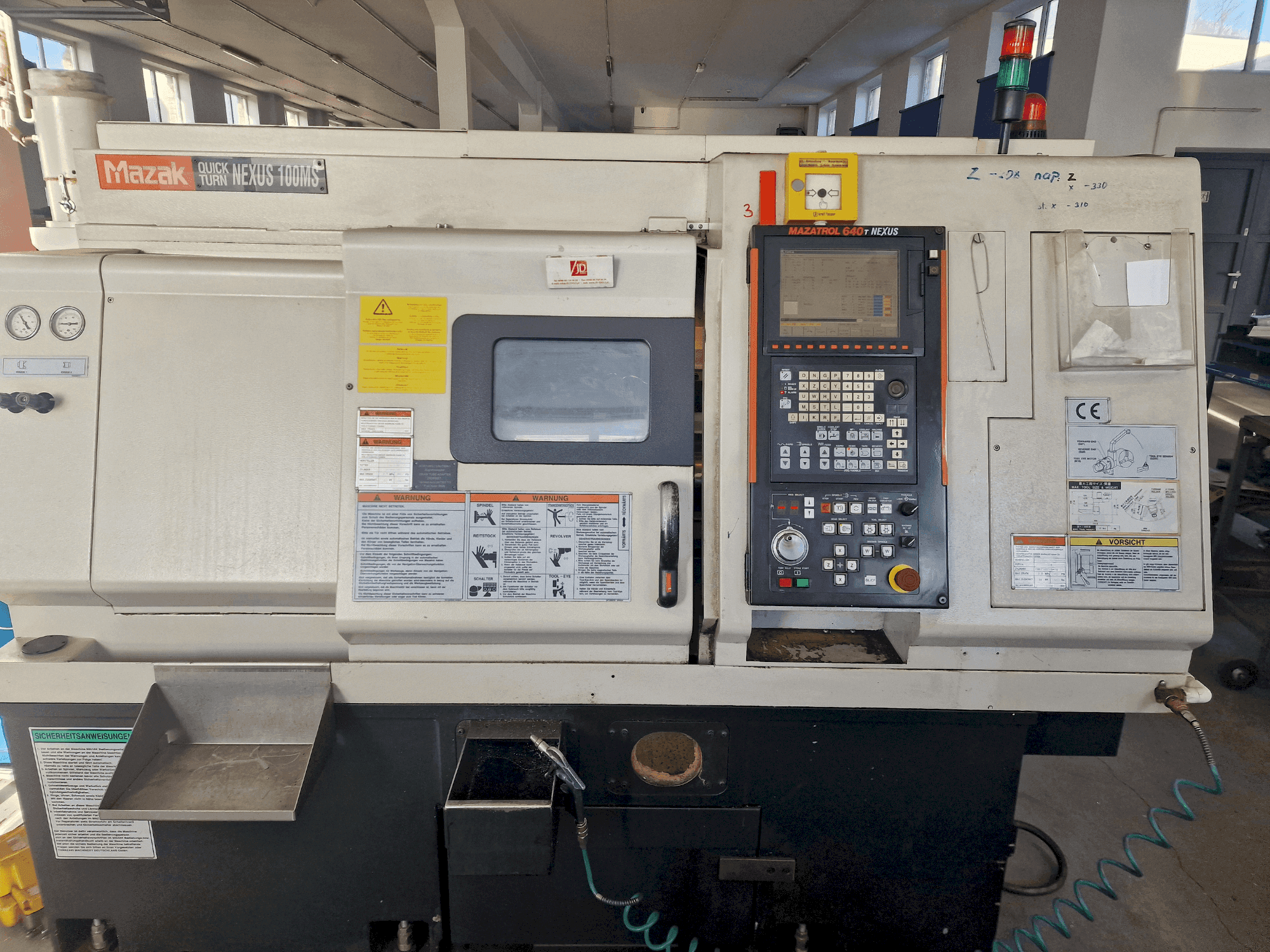 Vista frontale della macchina Mazak QTN-100 MS