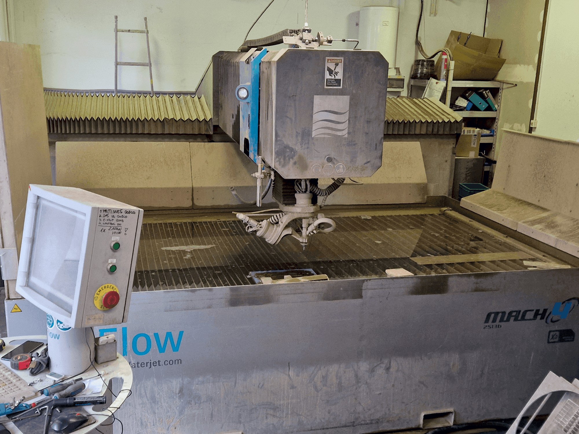 Vista frontale della macchina Flow Mach 4 B