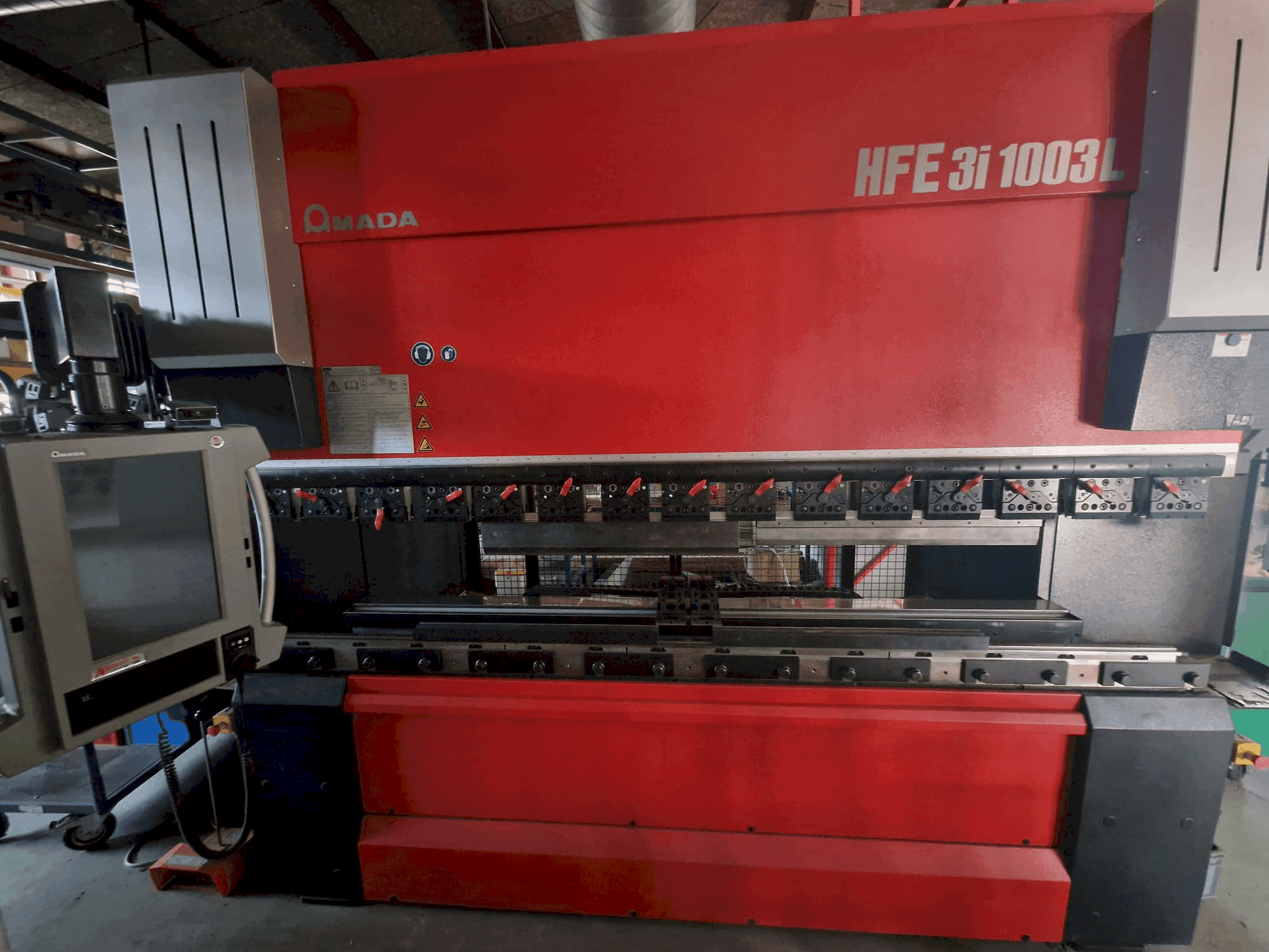 Vista frontale della macchina AMADA HFE 3L 1003