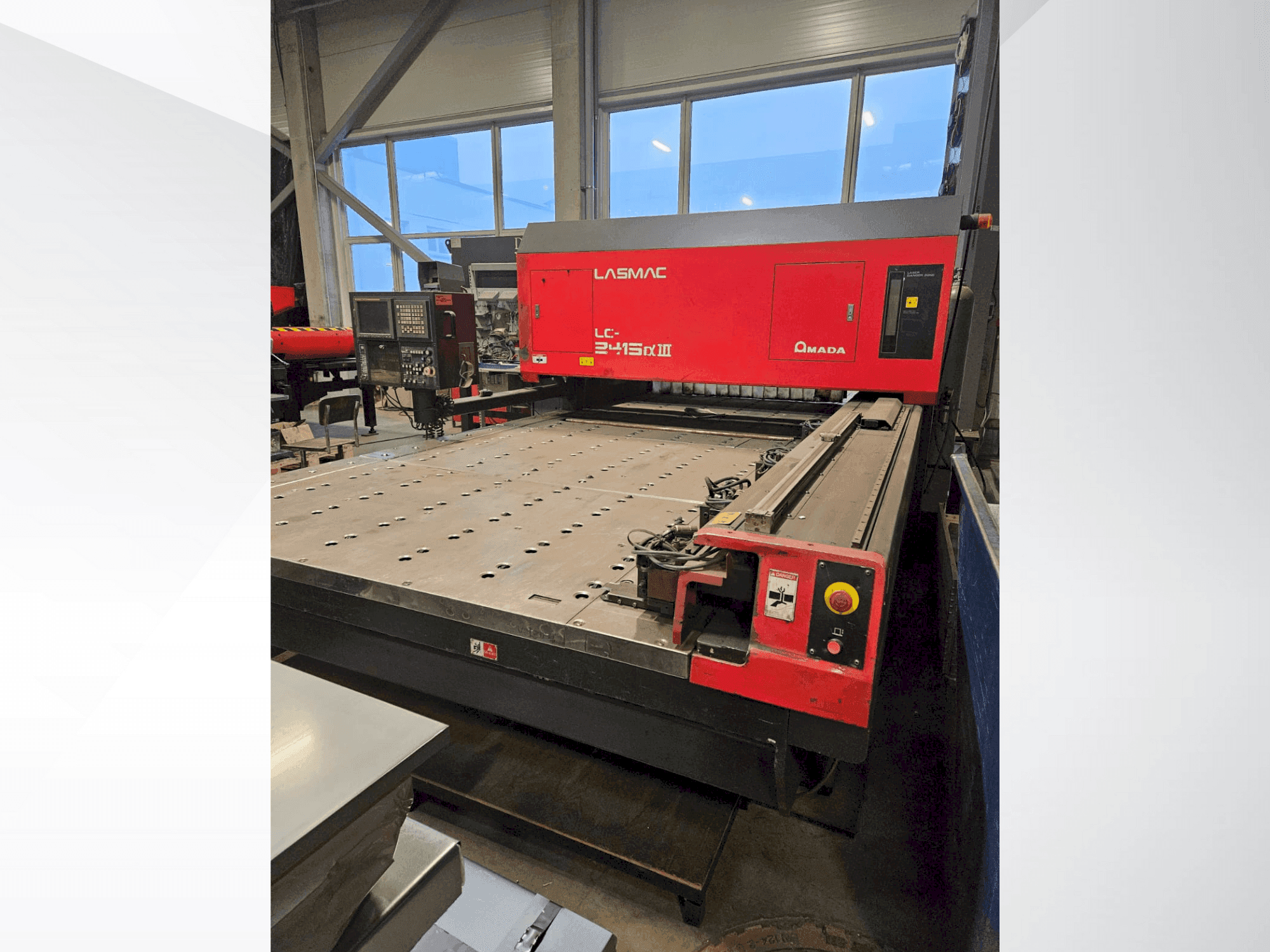 Vista frontale della macchina AMADA LC 2415 A3
