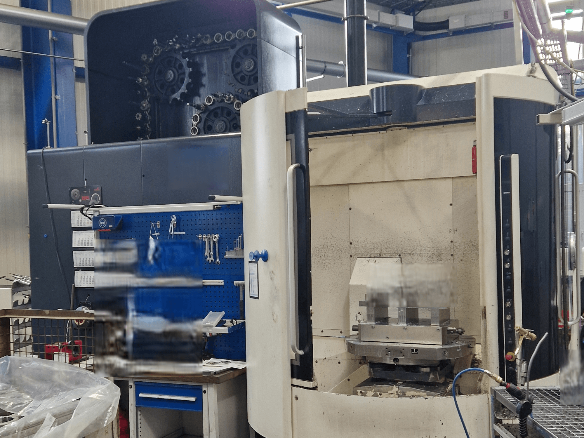 Centro di lavoro universale DMG DMC80U DuoBlock, vista frontale, con pannello di controllo e area di lavoro con accessori per utensili.