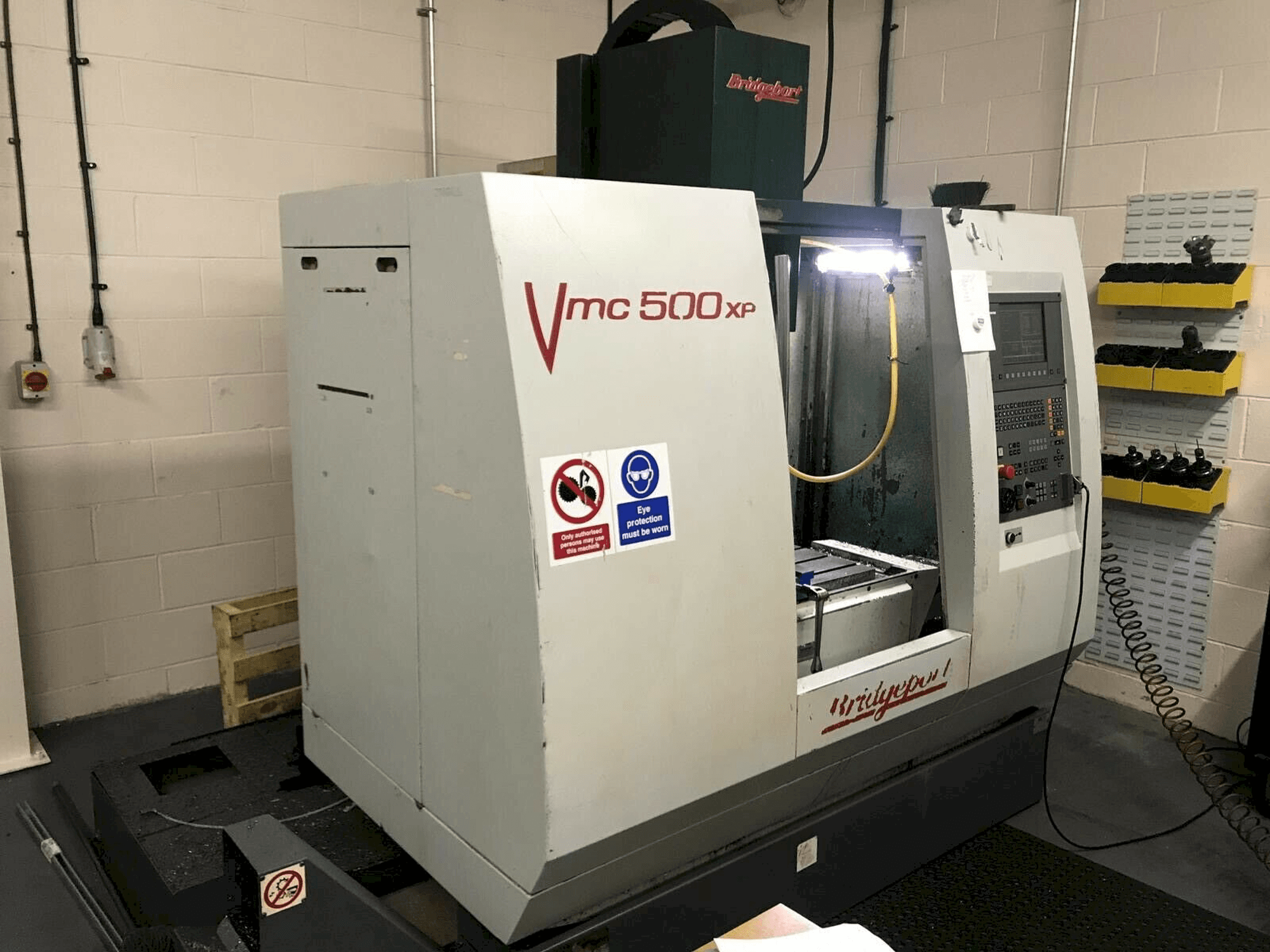 Vista frontale della macchina Bridgeport VMC 500 XP