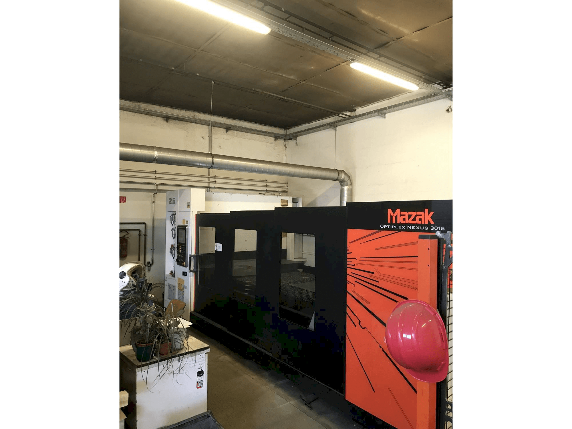 Vista frontale della macchina Mazak Optiplex Nexus 3015