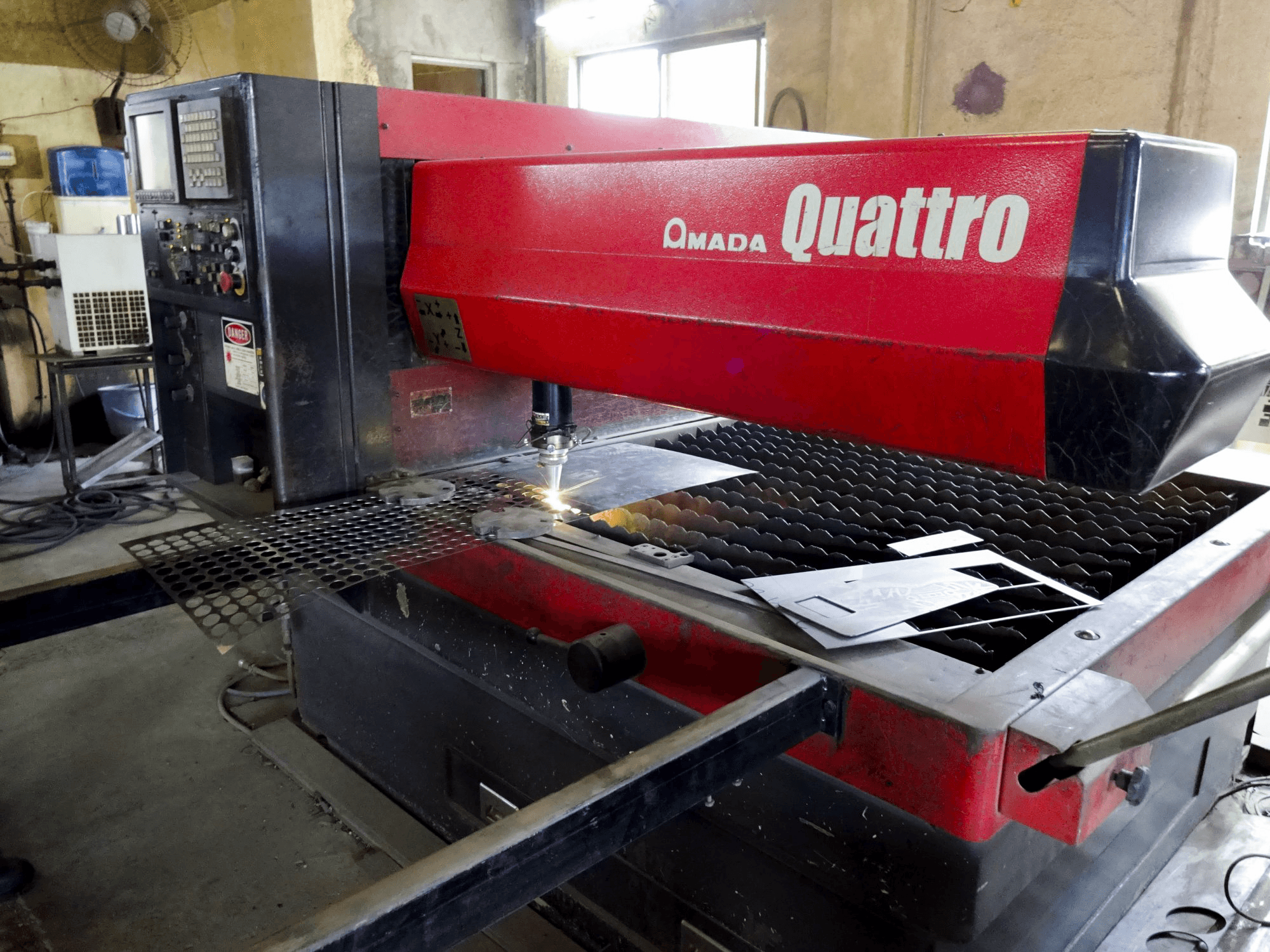 Vista posteriore della macchina AMADA Quattro AF1000E