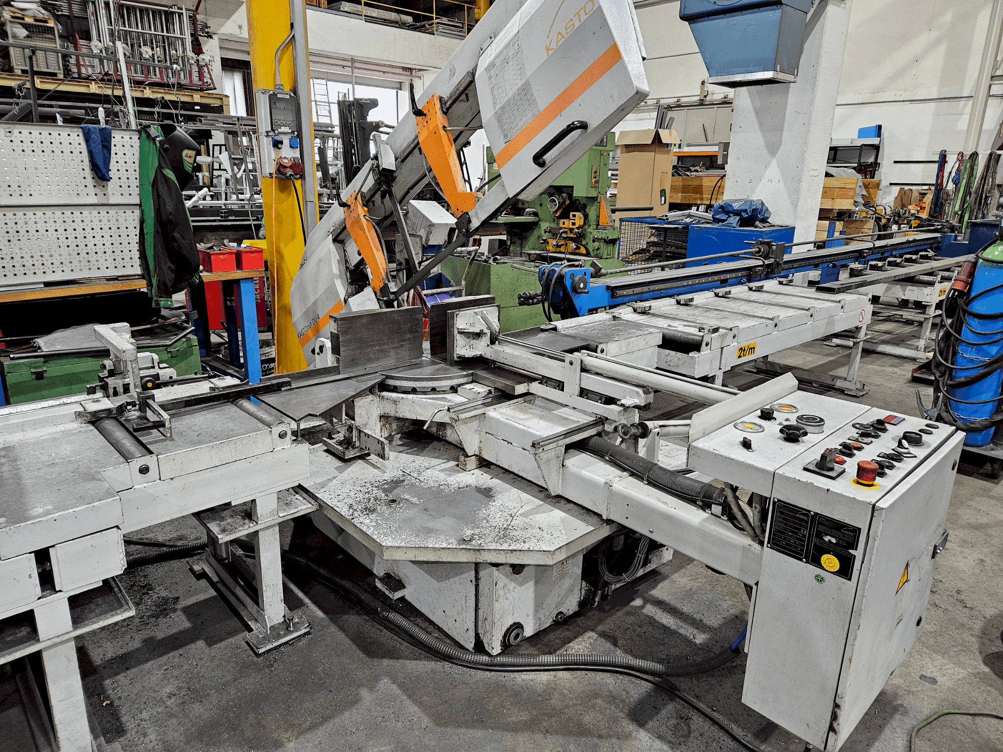 Vista frontale della macchina KASTO cut DU 4