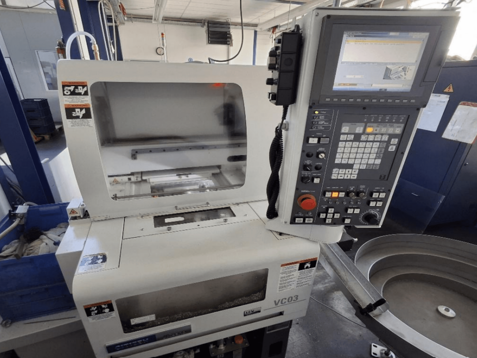 Tornio orizzontale Citizen MIYANO VC-03, vista frontale, con pannello di controllo e area di lavorazione.