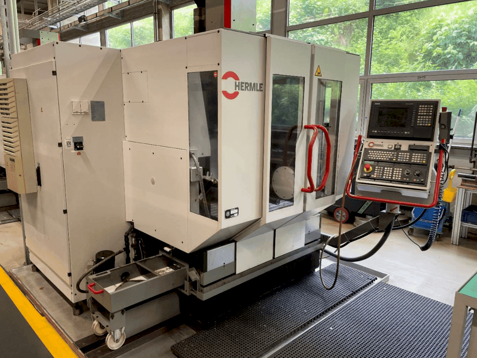 Vista frontale della macchina HERMLE C600V