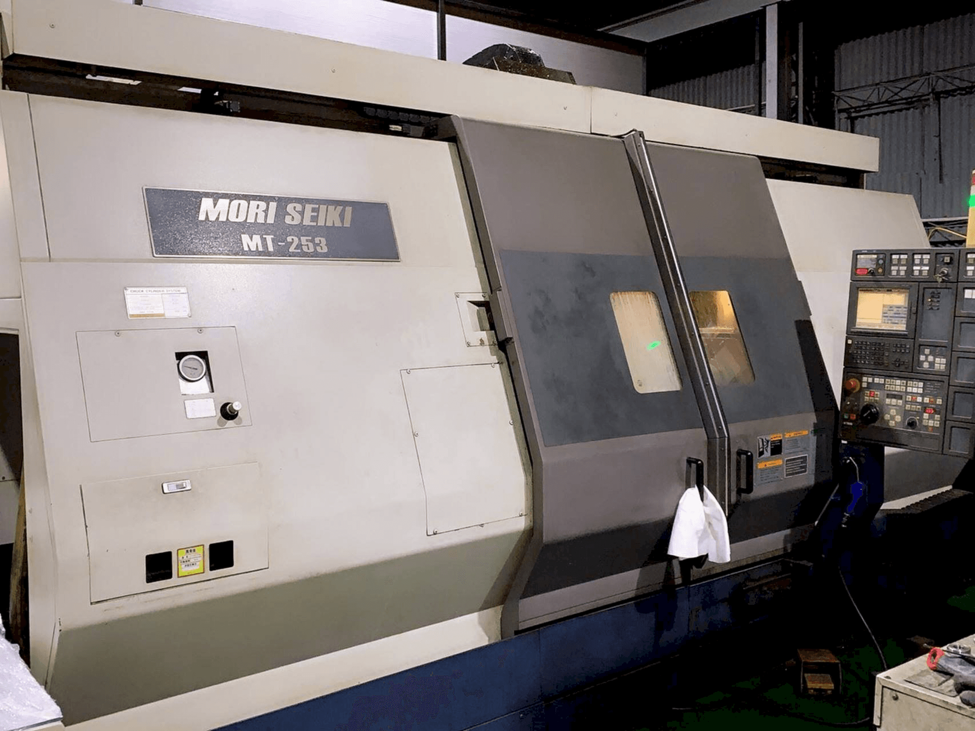 Vista frontale della macchina MORI SEIKI MT 253 S