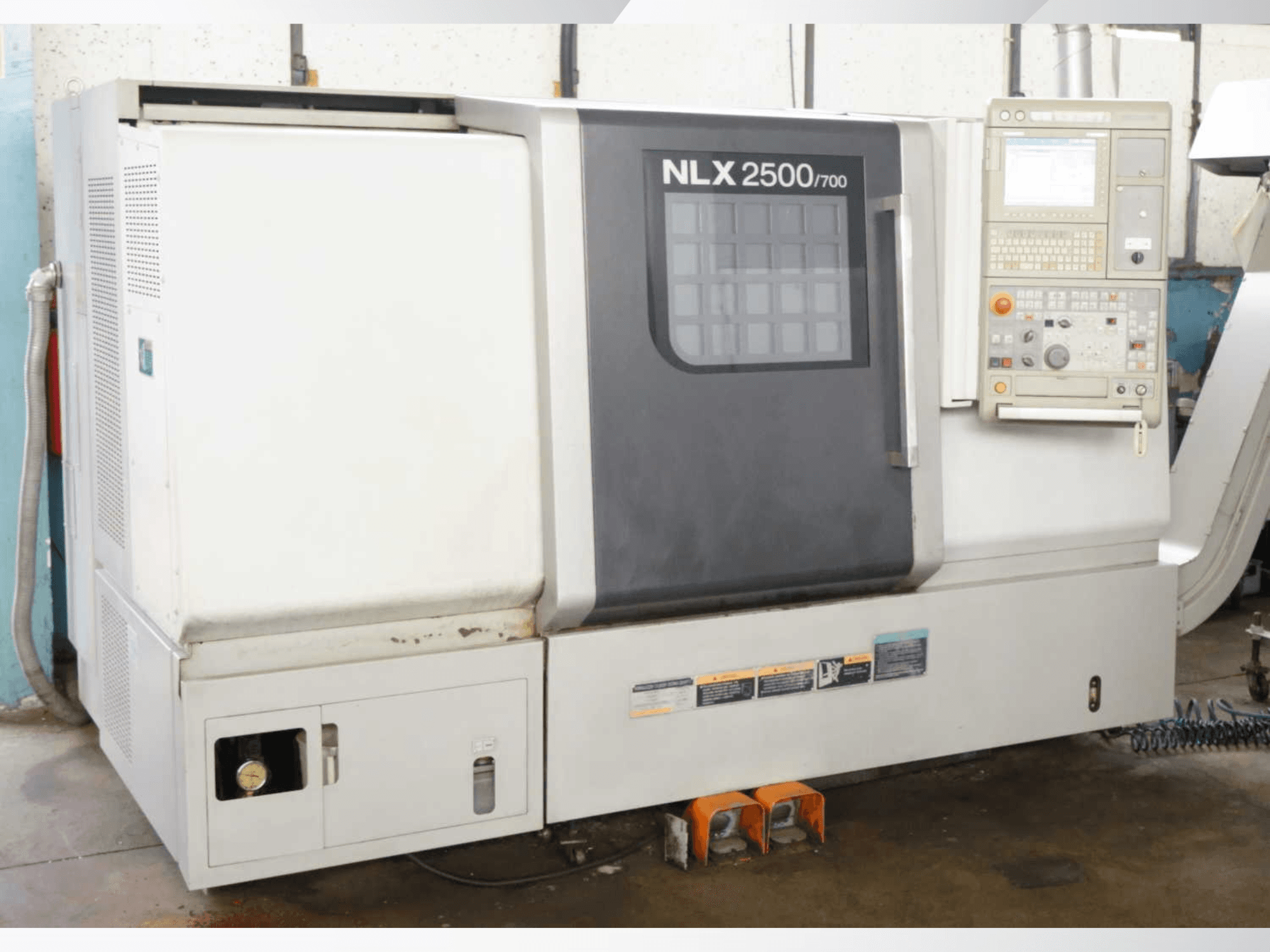 Tornio orizzontale DMG MORI NLX 2500/700, vista frontale che mostra il pannello di comando e le caratteristiche della macchina.