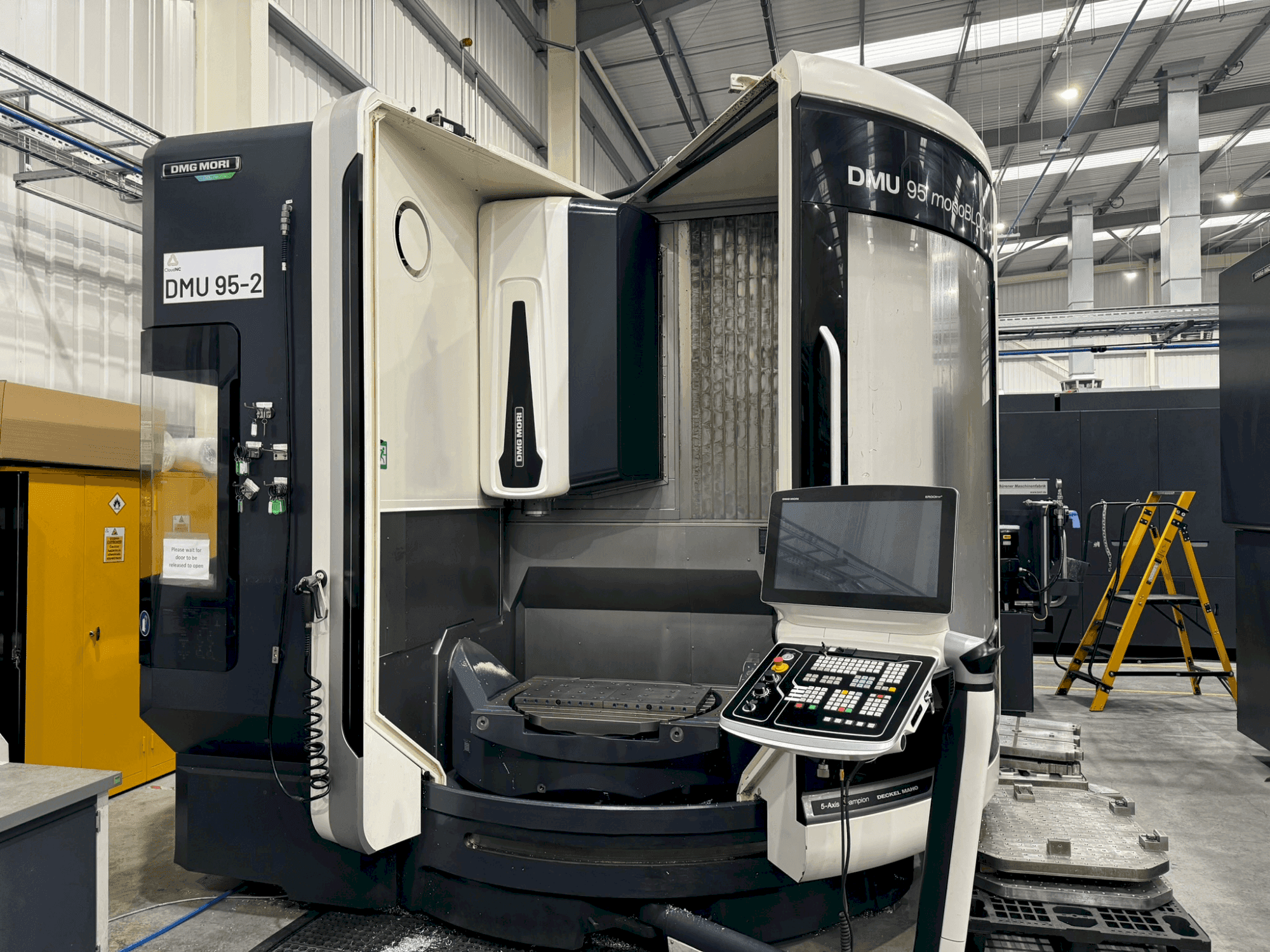 Vista frontale della macchina DMG MORI DMU 95 Monoblock