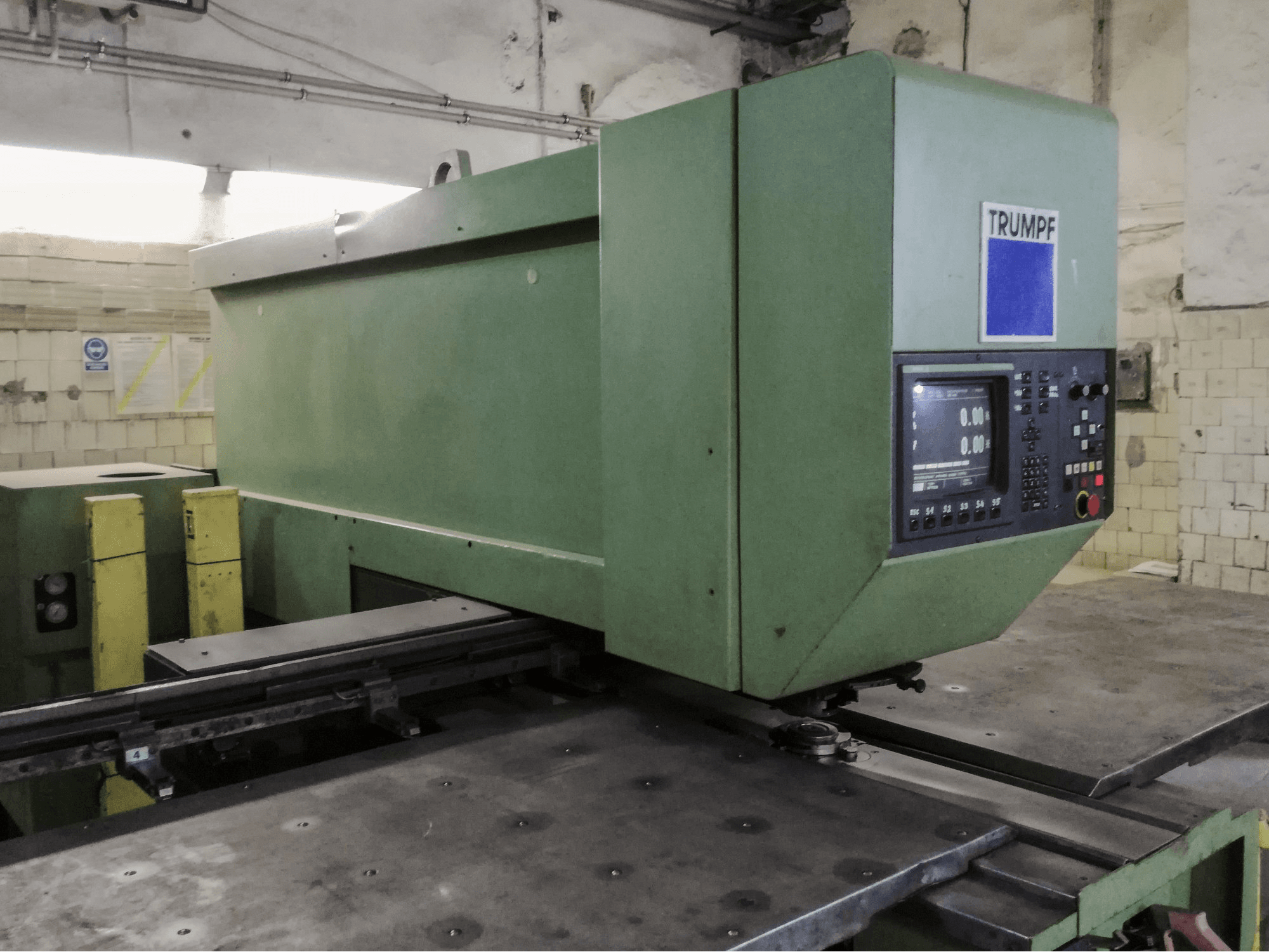 Vista lato sinistro 1 della macchina Trumpf Trumatic 235