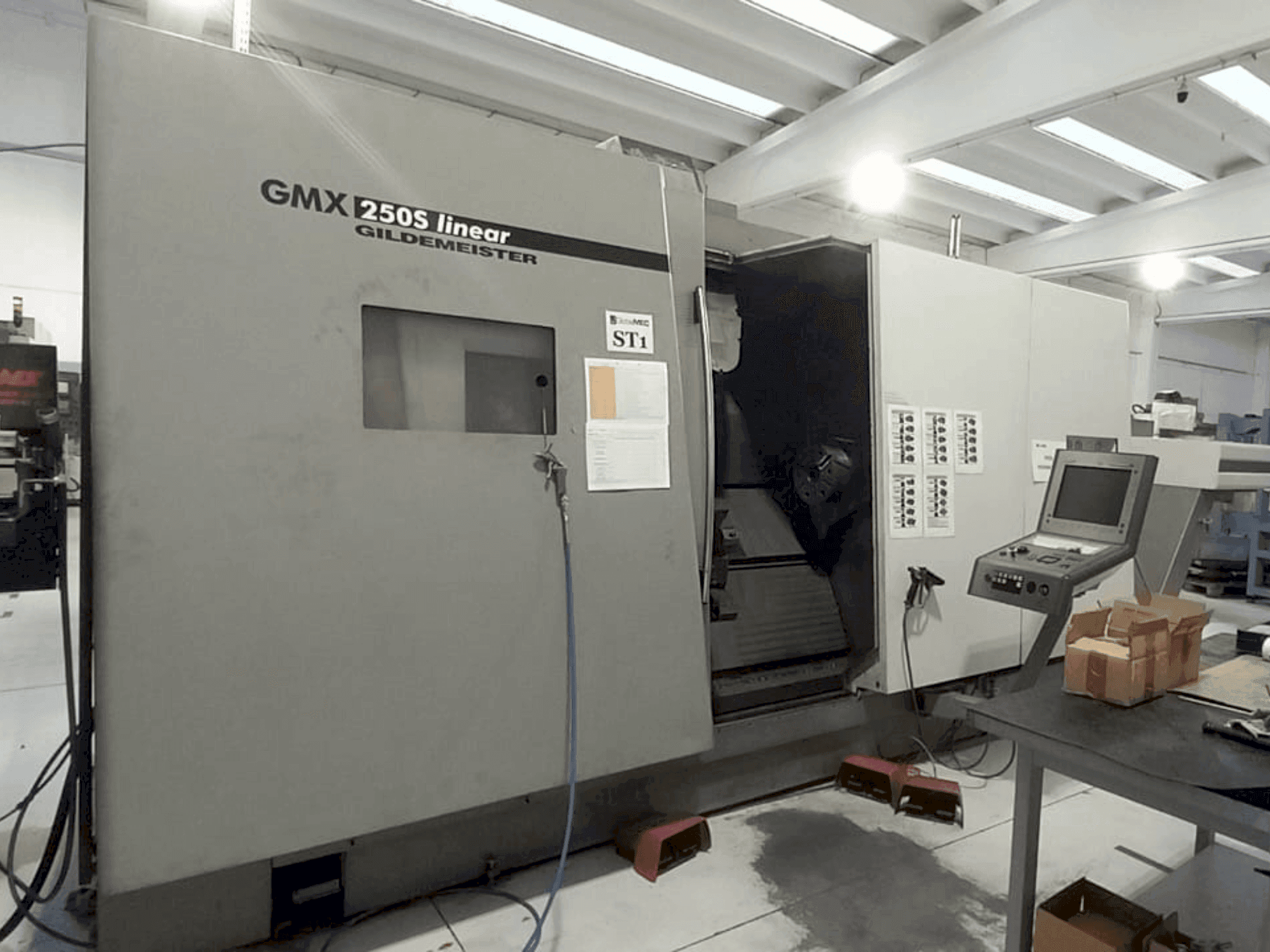 Vista frontale della macchina Gildemeister GMX 250S Linear
