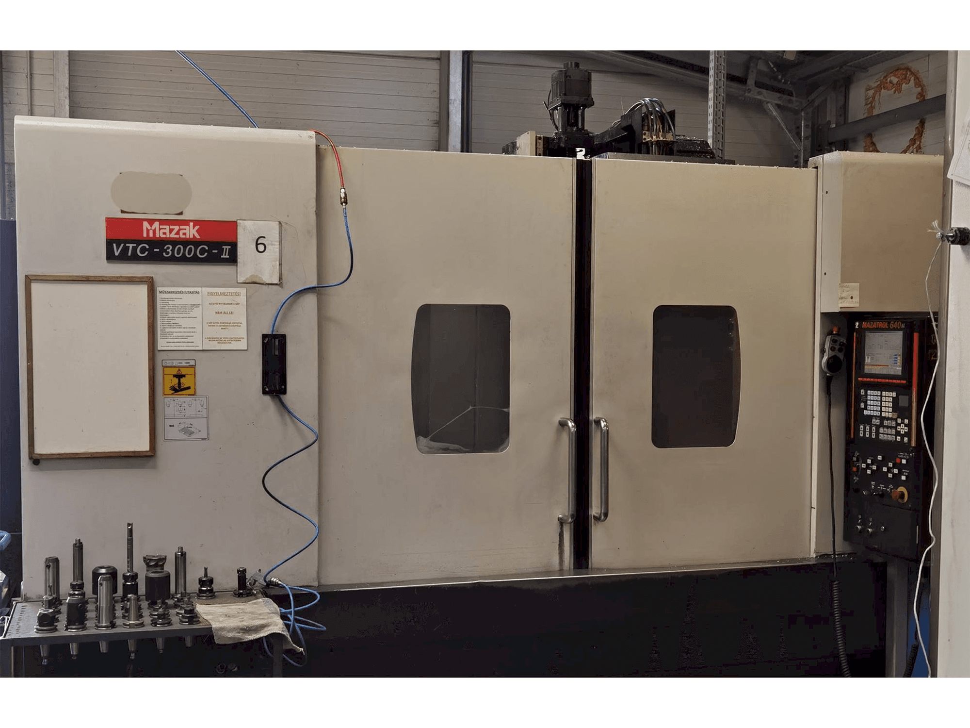 Vista frontale della macchina Mazak VTC 300 C II