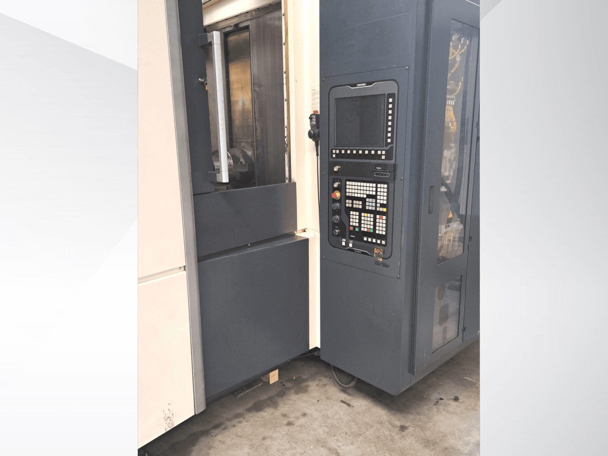 Centro di lavorazione orizzontale DMG MORI NHX5000, vista laterale che mostra il pannello di controllo e lo sportello di accesso.