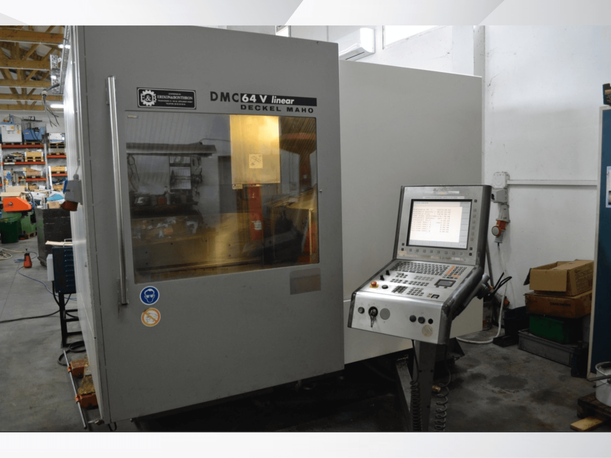 Centro di lavoro verticale lineare DMG DECKEL MAHO DMC 64V, vista frontale che mostra il pannello di controllo e l'area di lavoro.