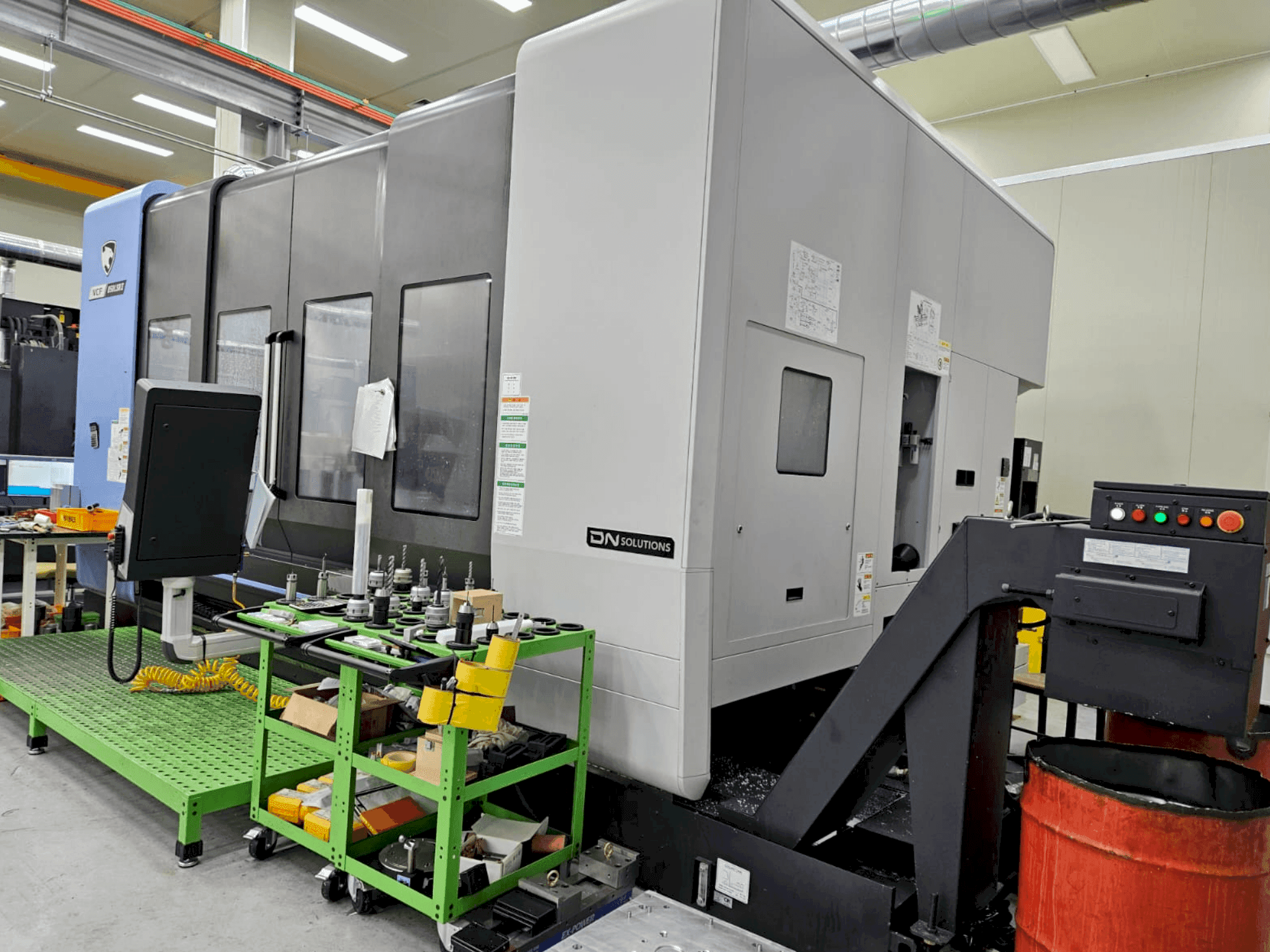 Vista frontale della macchina DN SOLUTIONS VCF 850LSRII