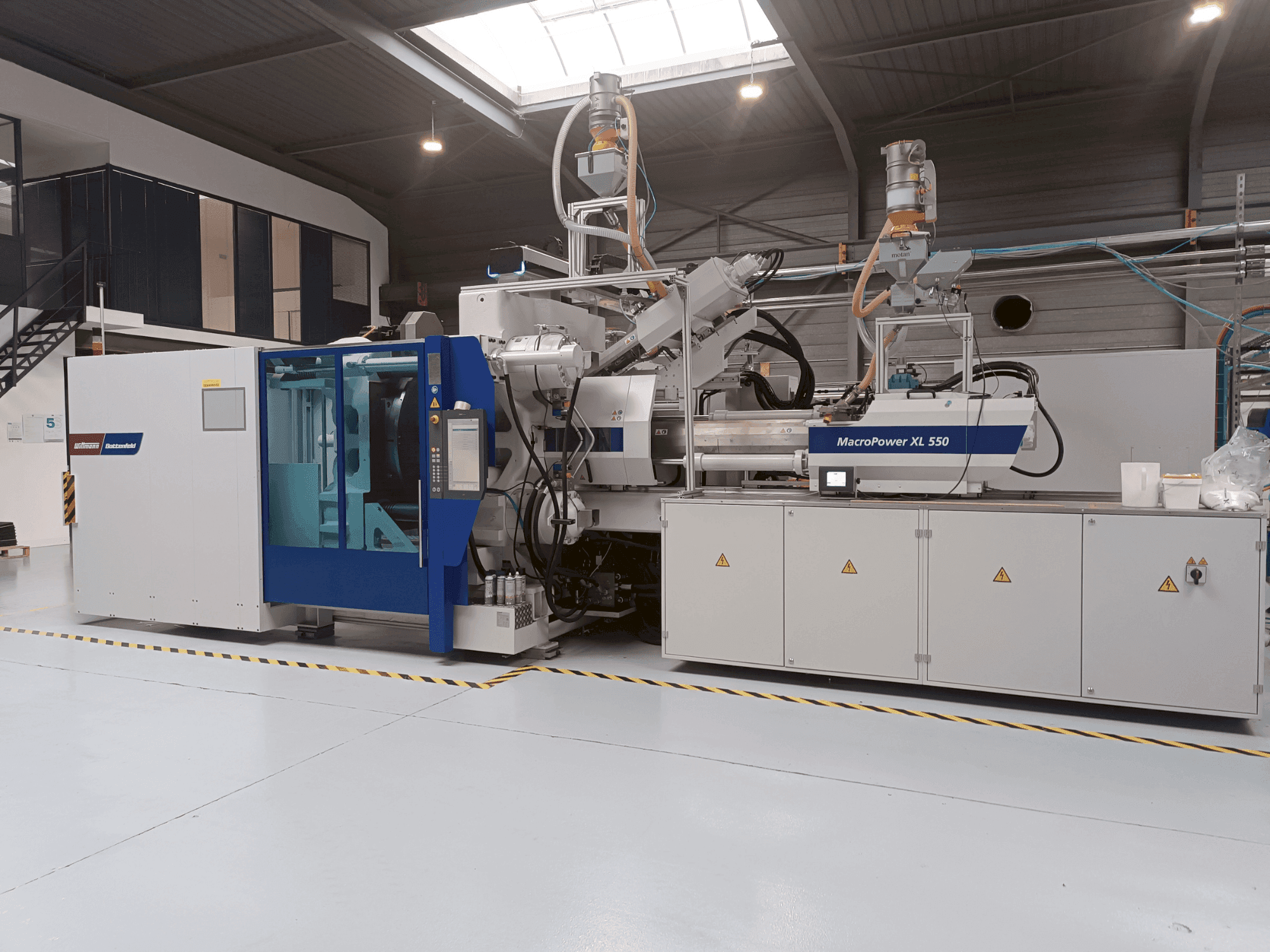 Vista frontale della macchina Battenfeld MacroPower 550XL 2250H-350S 3K