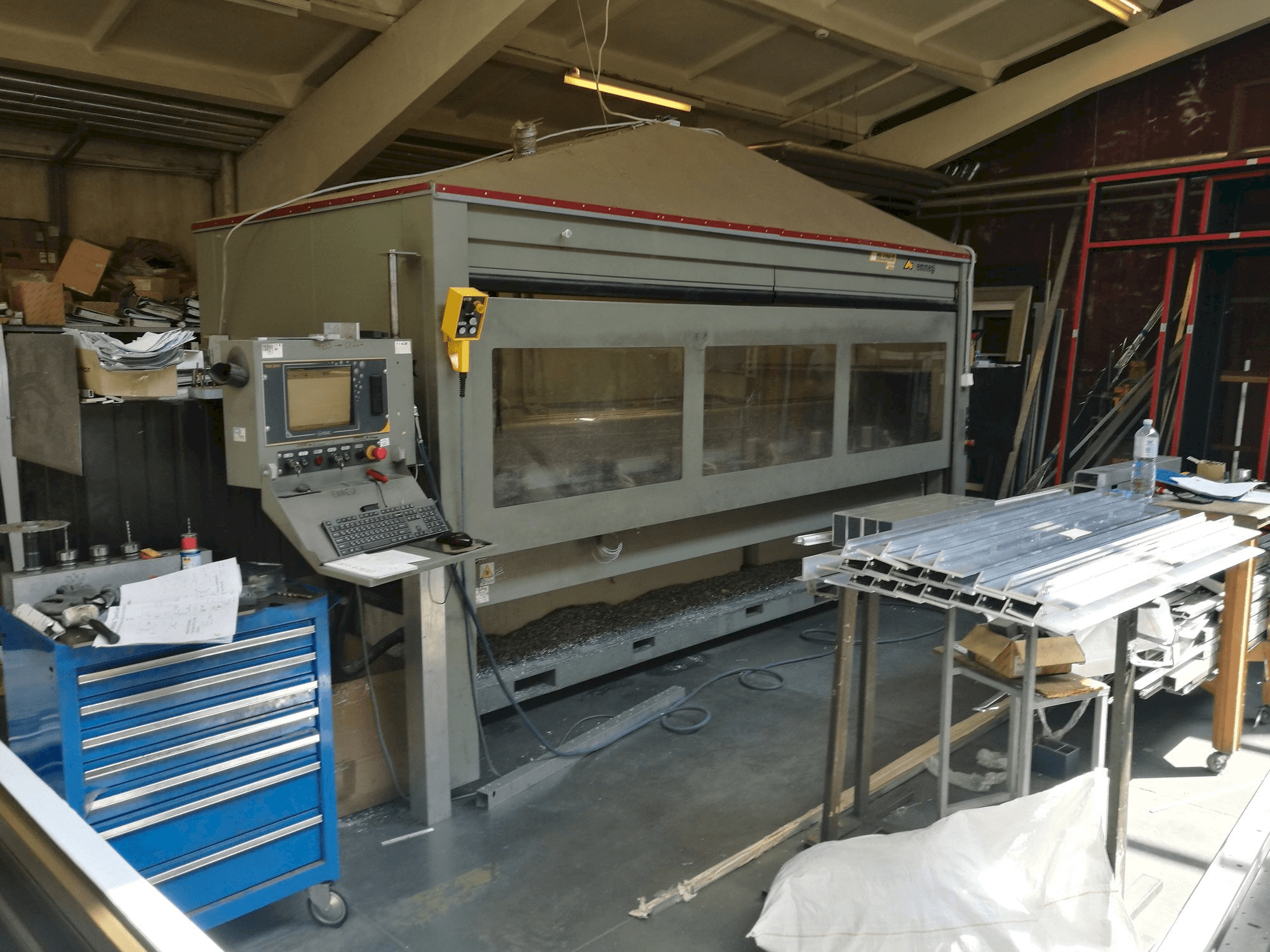 Vista frontale della macchina Aluma Phantomatic T4 A