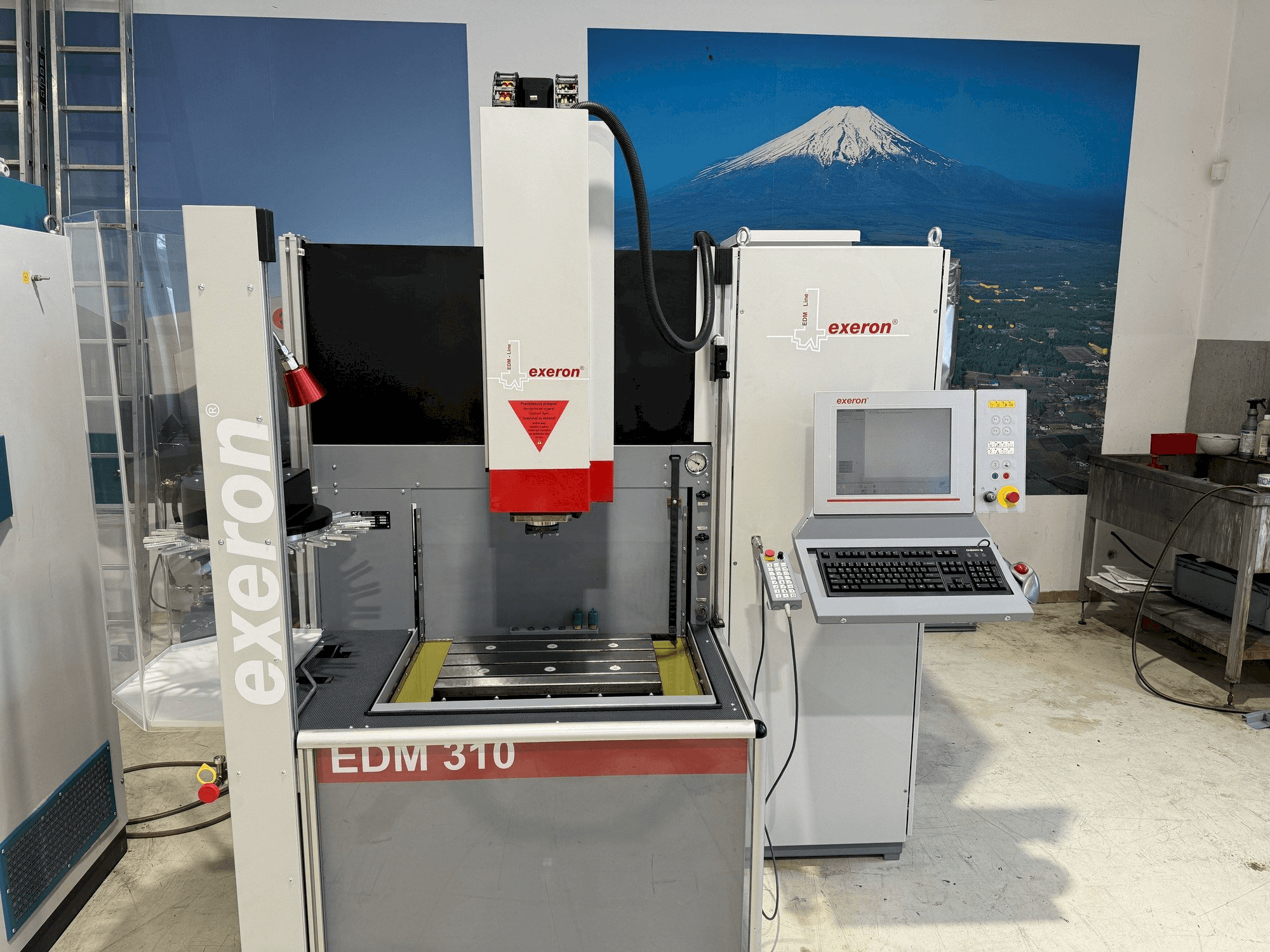 Vista frontale della macchina Exeron EDM 310 MF 20
