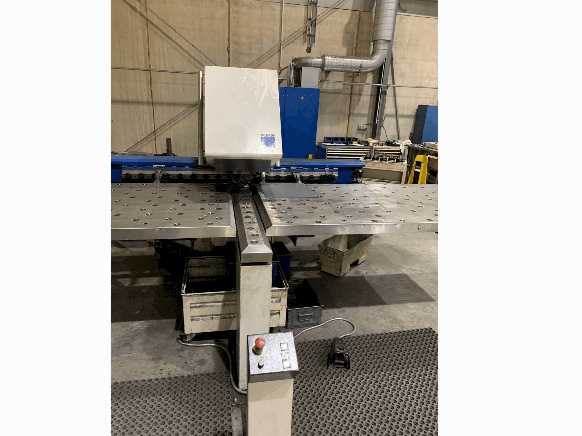Vista frontale della macchina Trumpf Trumatic 200