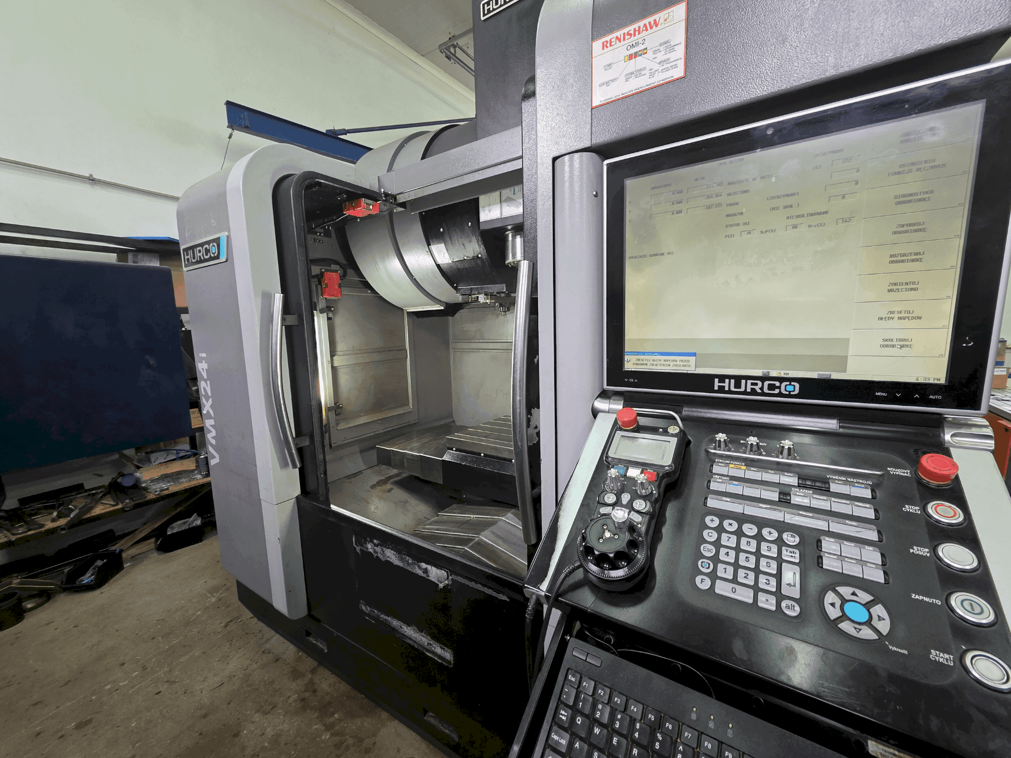 Vista frontale della macchina Hurco VMX 24i