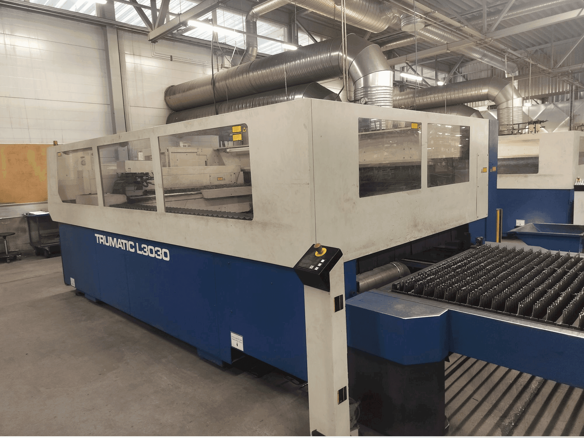 Vista frontale della macchina TRUMPF Trumatic L3030