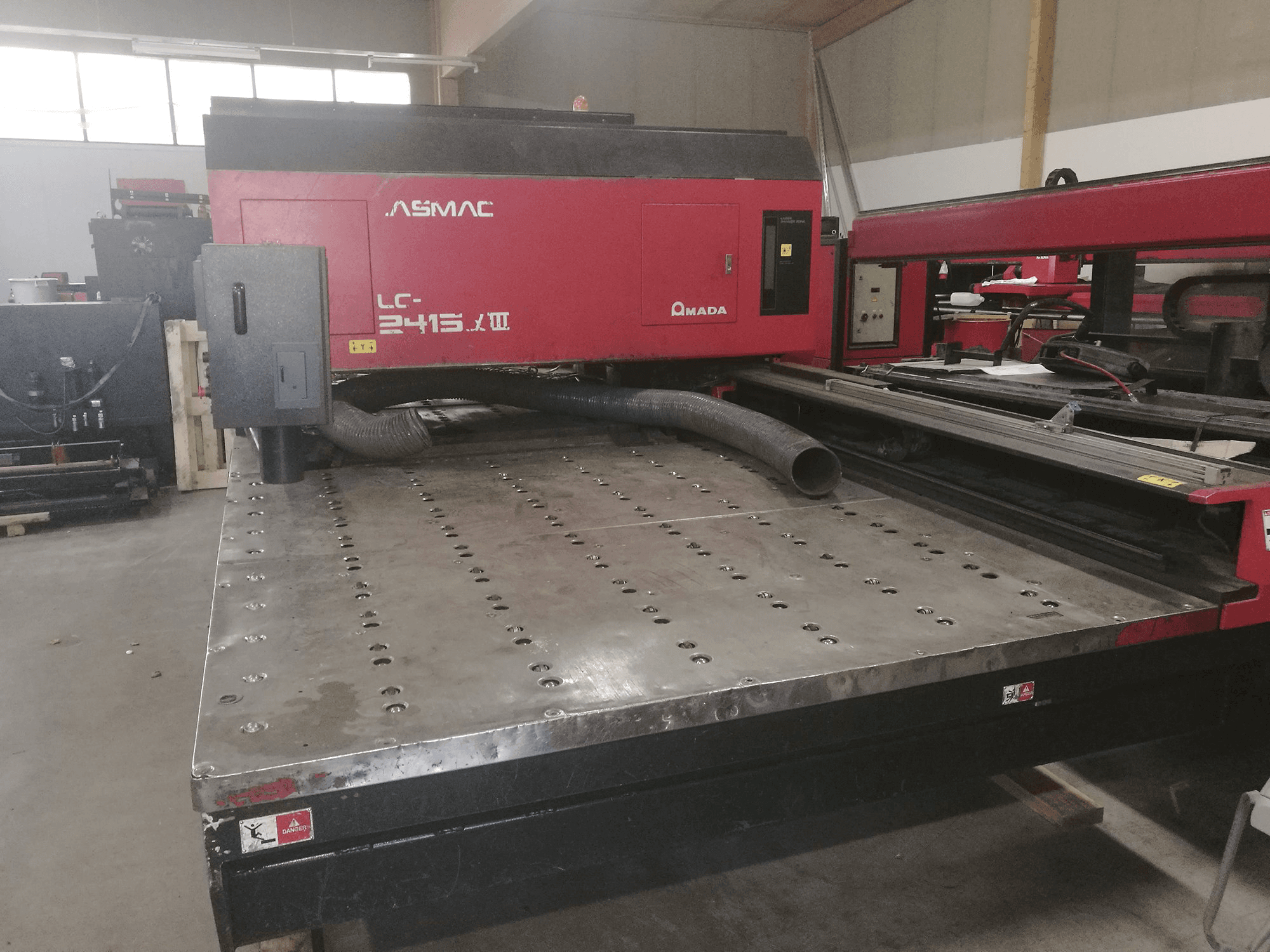 Vista frontale della macchina AMADA LC 2415 α3