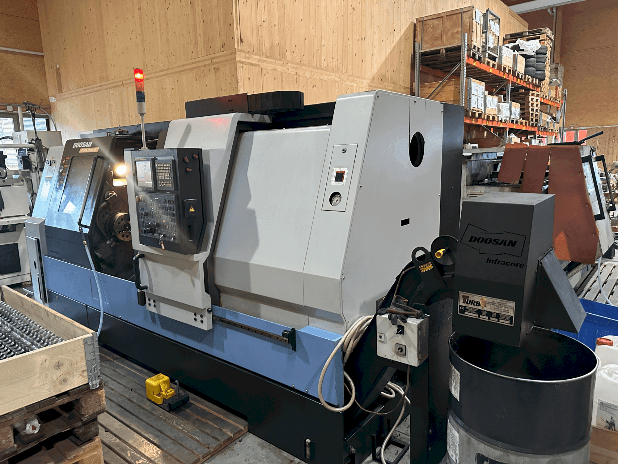 Vista frontale della macchina DOOSAN Puma 2500XLY