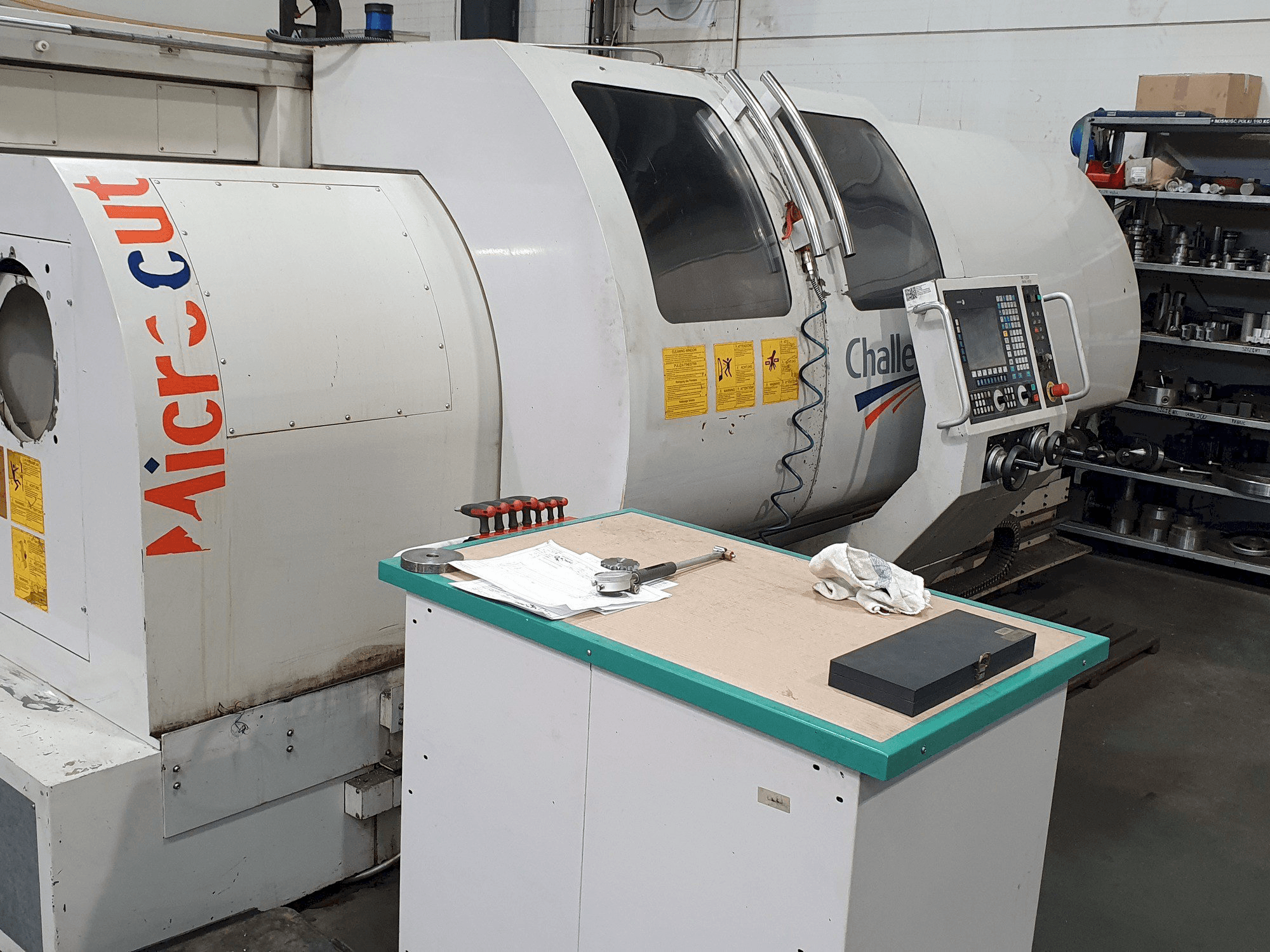 Vista frontale della macchina MICROCUT BNC-2280X