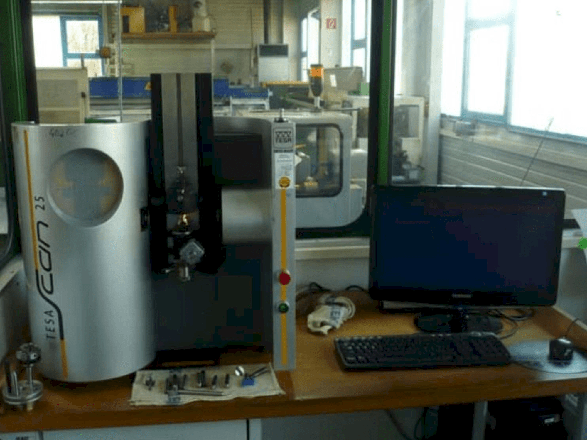 Vista frontale della macchina TESA Scan 25