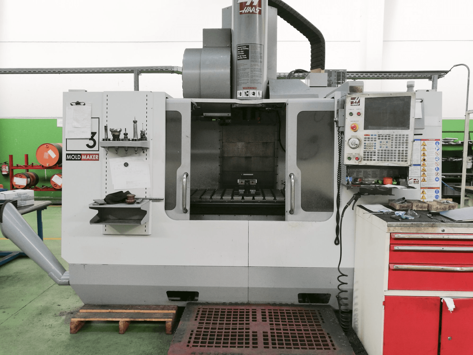 Vista frontale della macchina HAAS VM-3HE