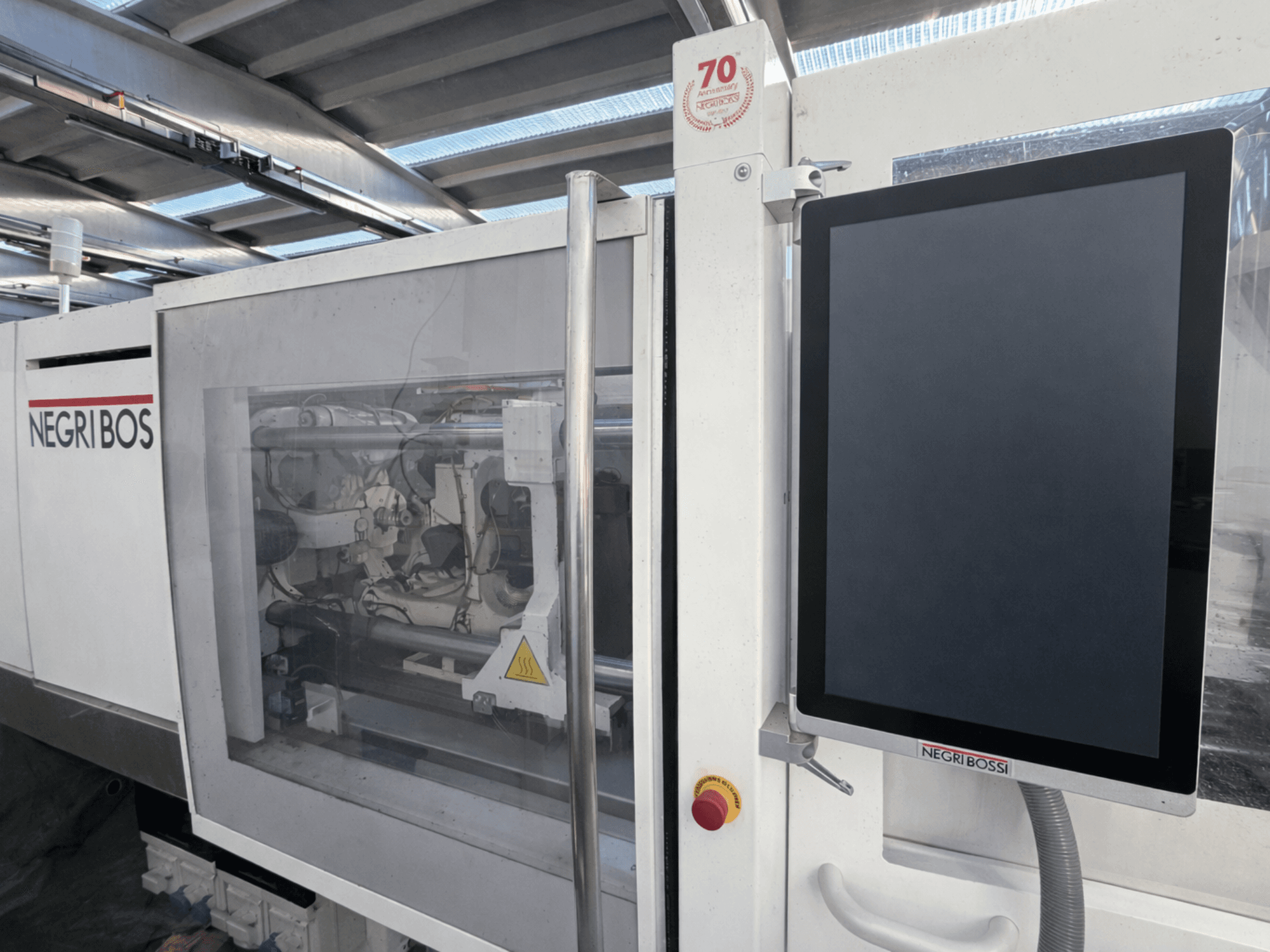 Pressa a iniezione elettrica Negri Bossi ELE 80, vista frontale con schermo di controllo e componenti interni visibili.